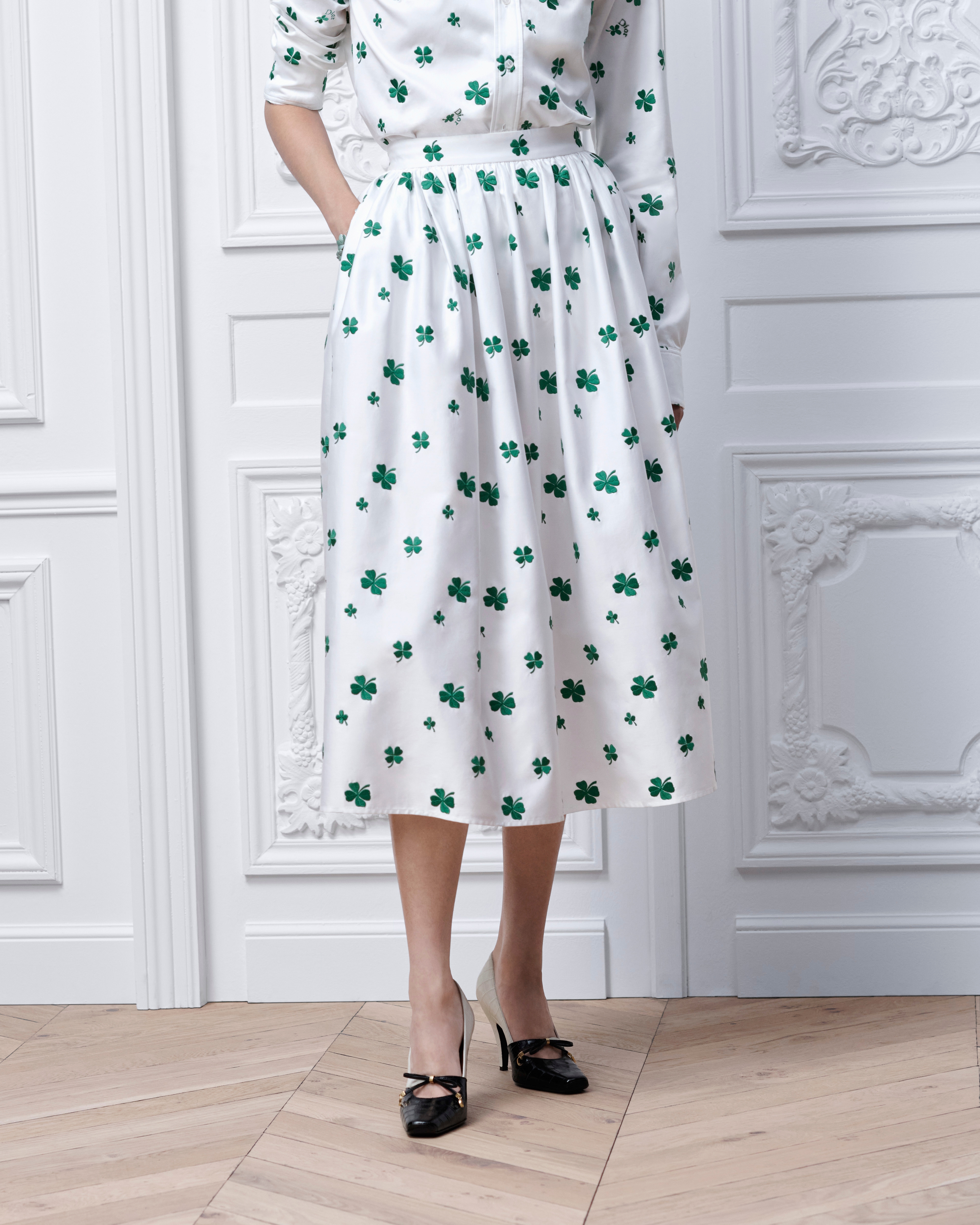 Jupe mi-longue brodée Popeline de coton mélangé blanc à motif Dior Clover vert E14