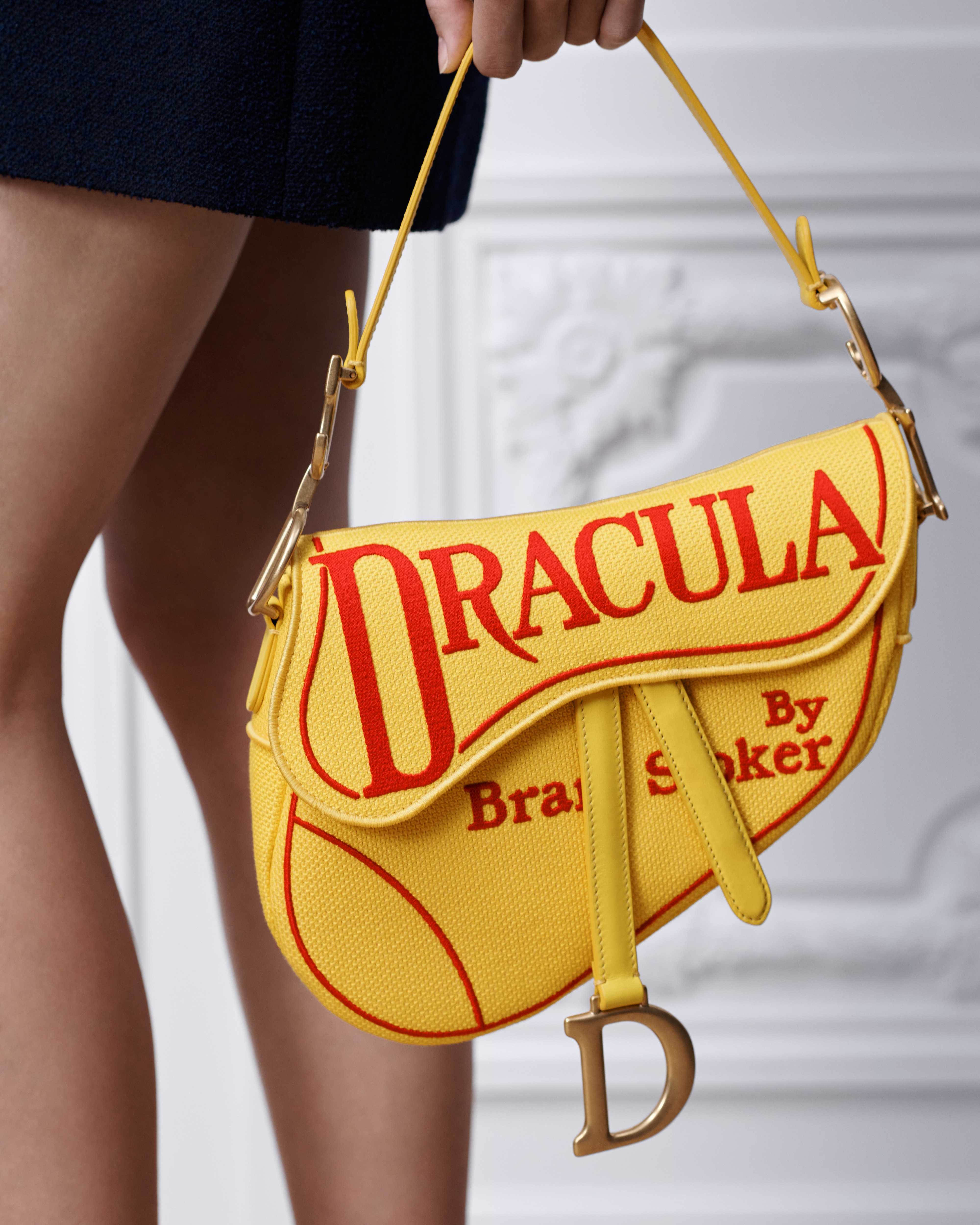 look_image_alt_prefix Saddle Bag mit Trageriemen Book Cover-Stickerei in Gelb und Rot E10