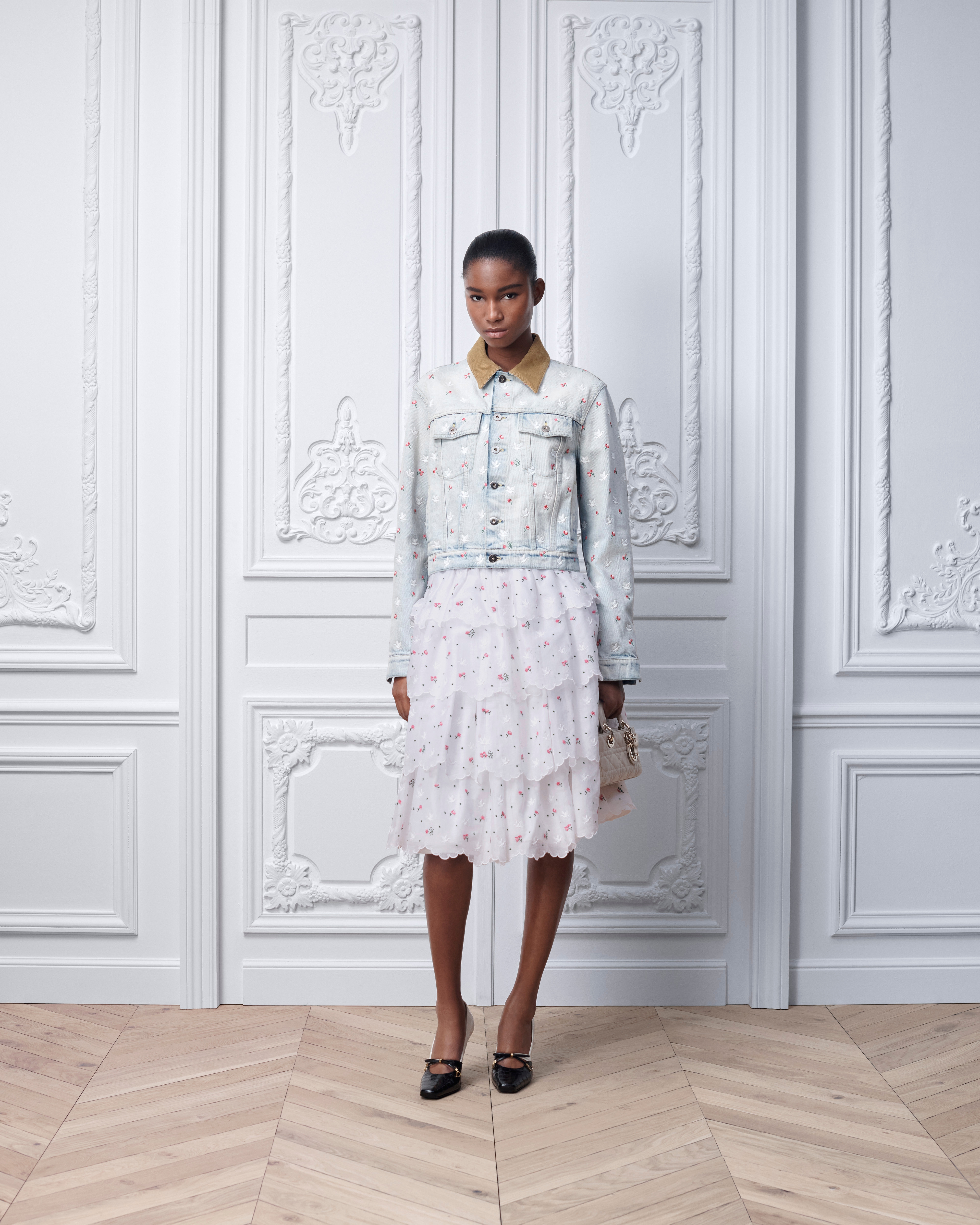 Bestickte Dioramour Jacke Baumwolldenim in Hellblau mit Doves & Roses Motiv in mehreren Farben E01