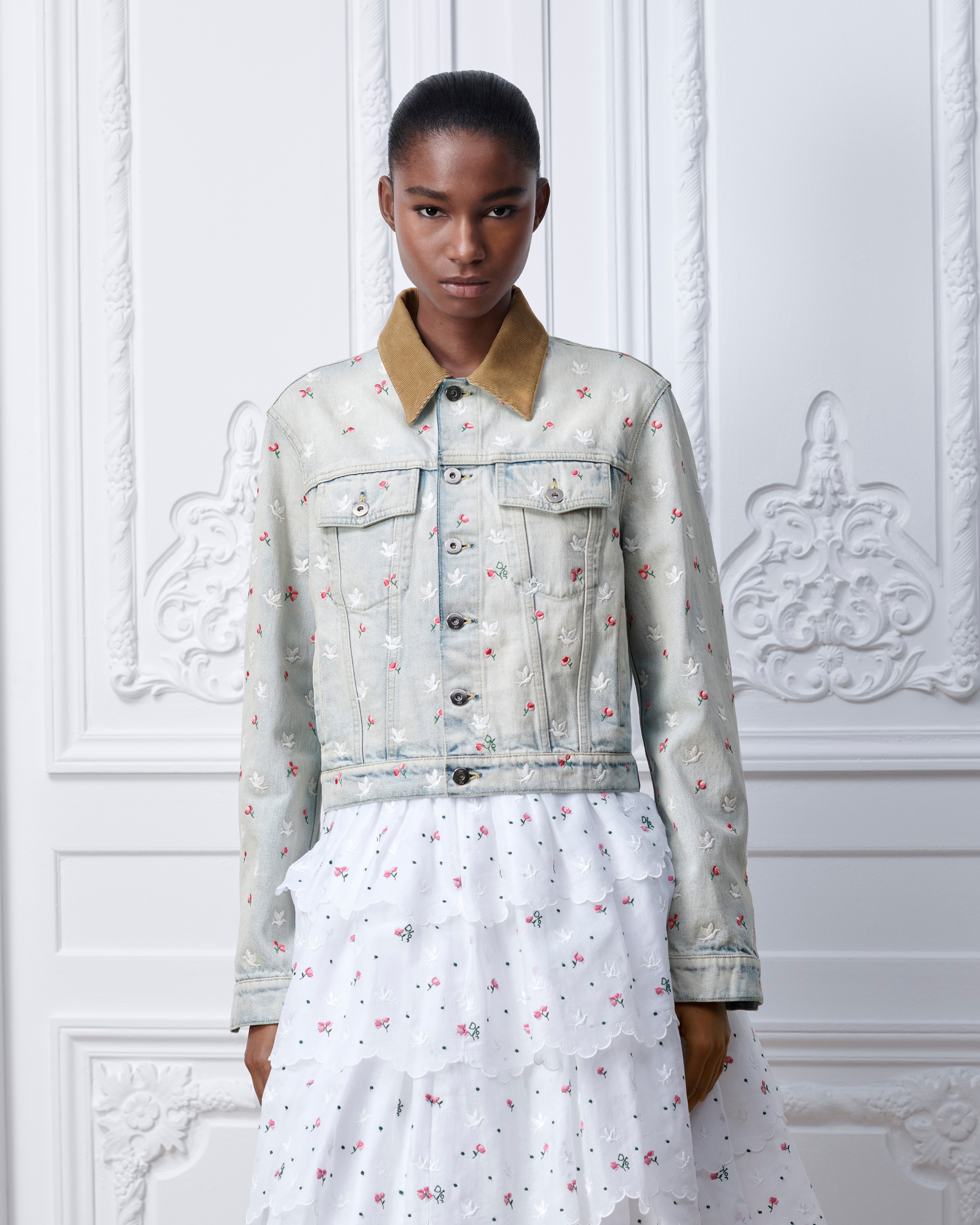 Bestickte Dioramour Jacke Baumwolldenim in Hellblau mit Doves & Roses Motiv in mehreren Farben E04