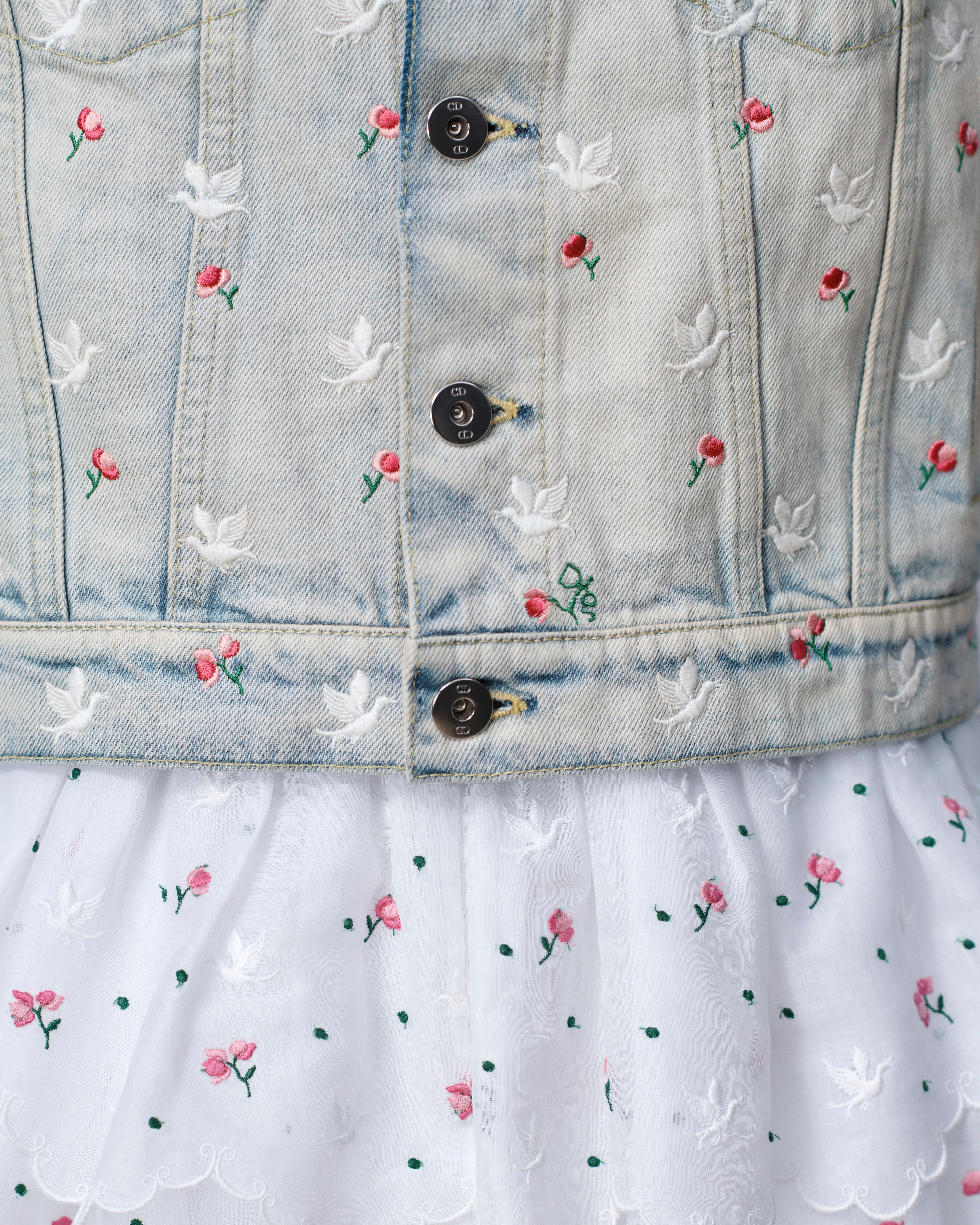 Bestickte Dioramour Jacke Baumwolldenim in Hellblau mit Doves & Roses Motiv in mehreren Farben E13