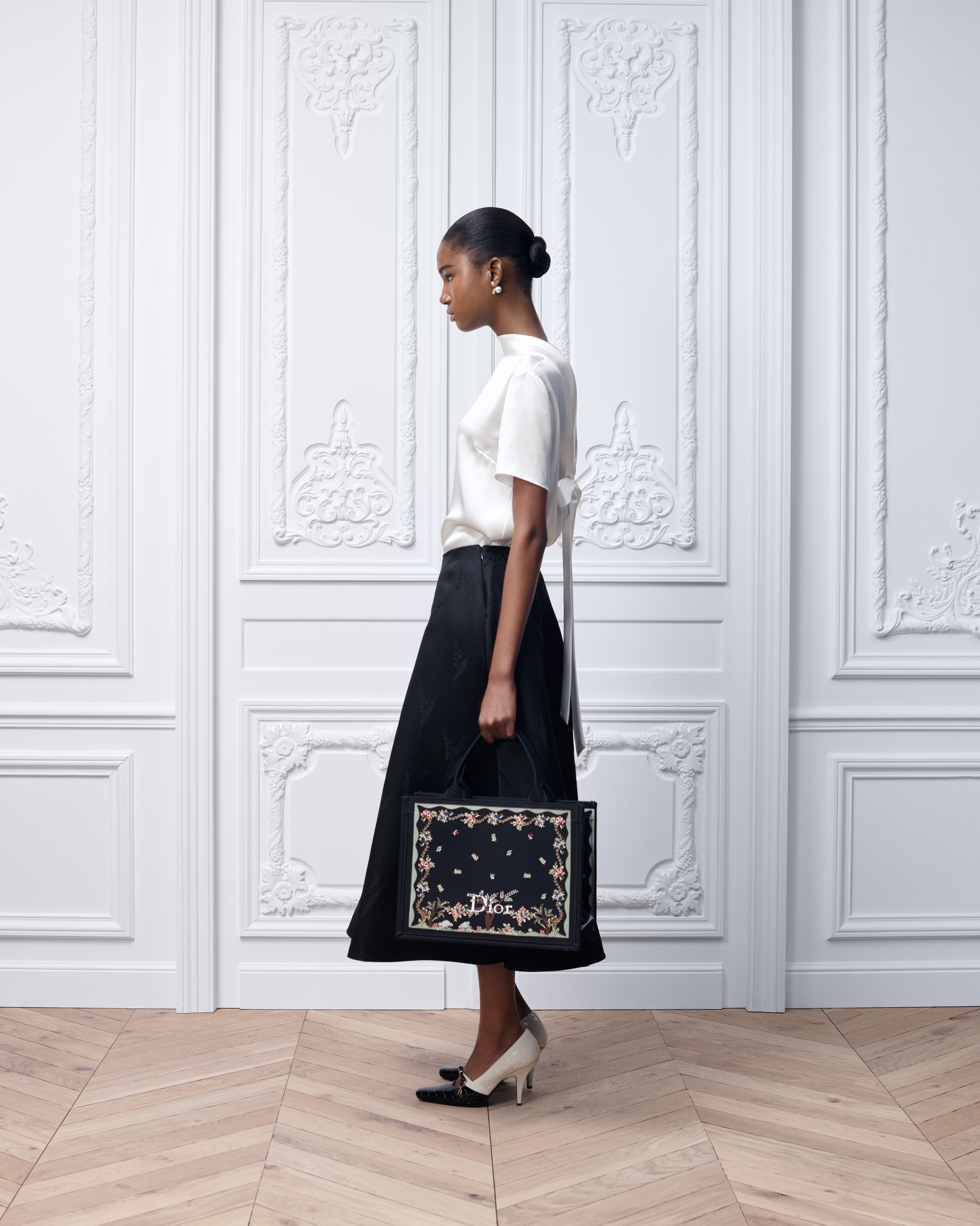 Look Dioramour Medium Dior Book Tote with Strap Black Multicolor Revolution Flowers Embroidery (36.5 x 26.5 x 16.5 cm) E02