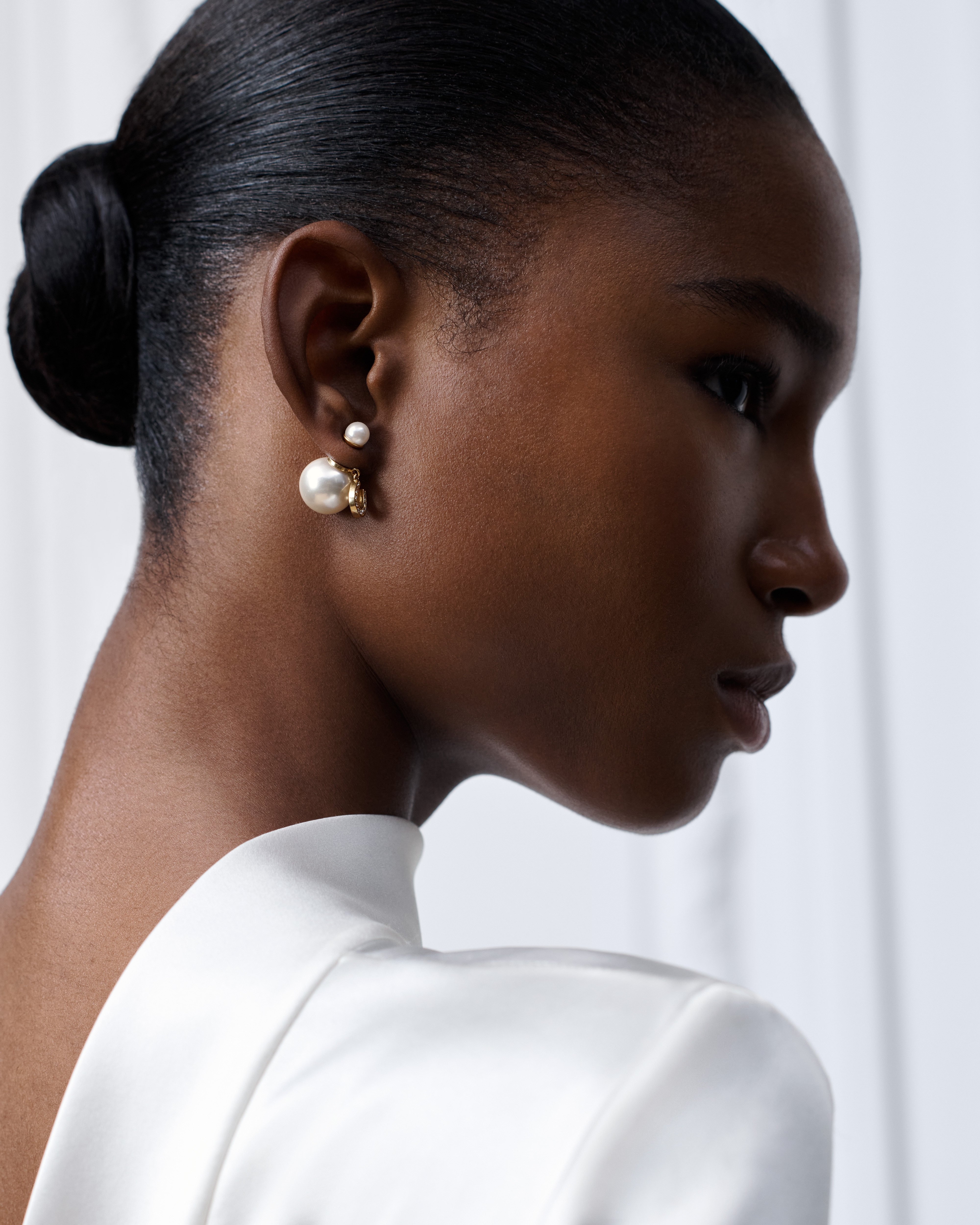 look_image_alt_prefix Pendientes Lucky Dior - Dior Tribales Metal dorado, abalorios de resina blancos y cristales blancos E08