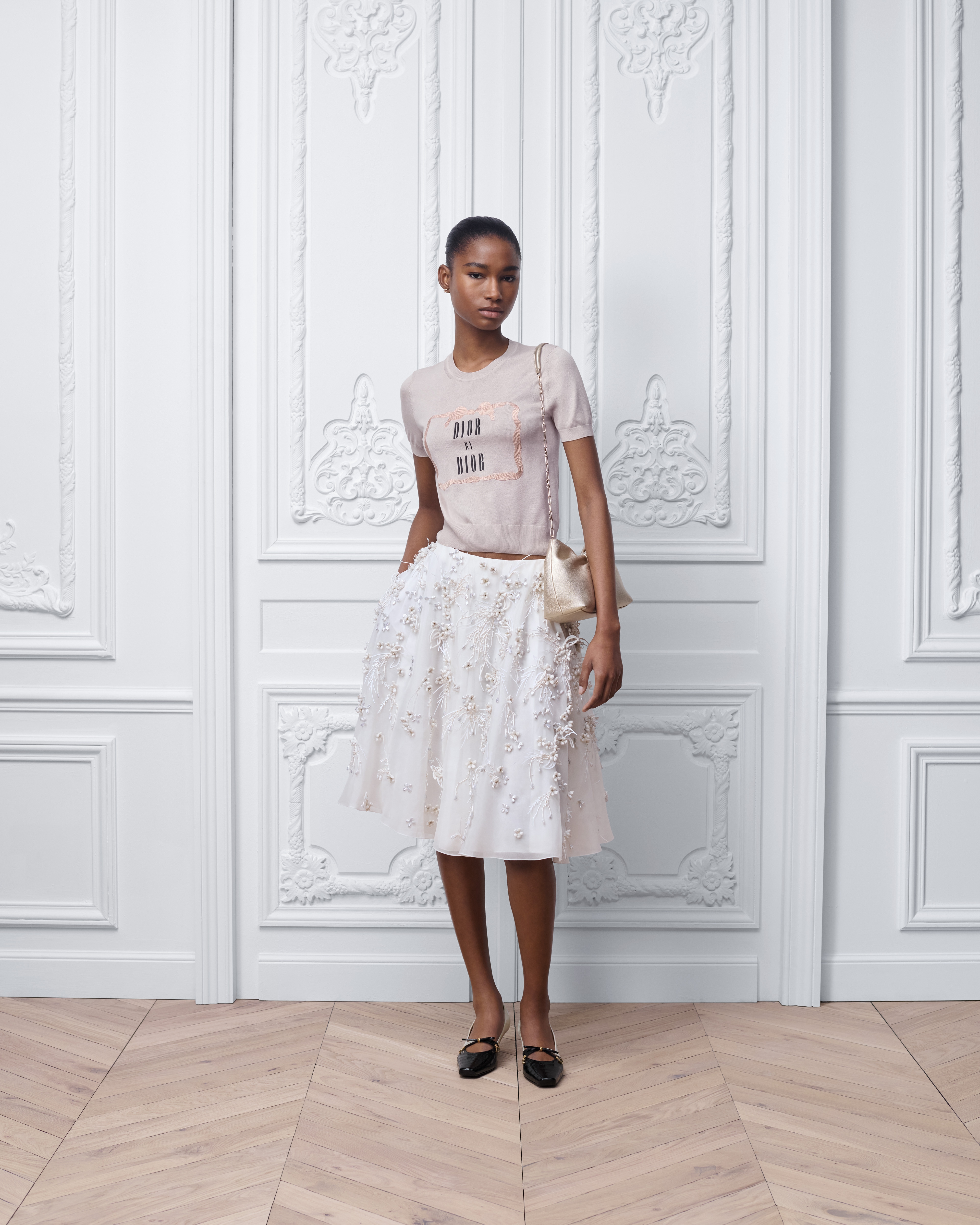 Suéter de manga corta Book Cover Punto de seda en beige y negro E01