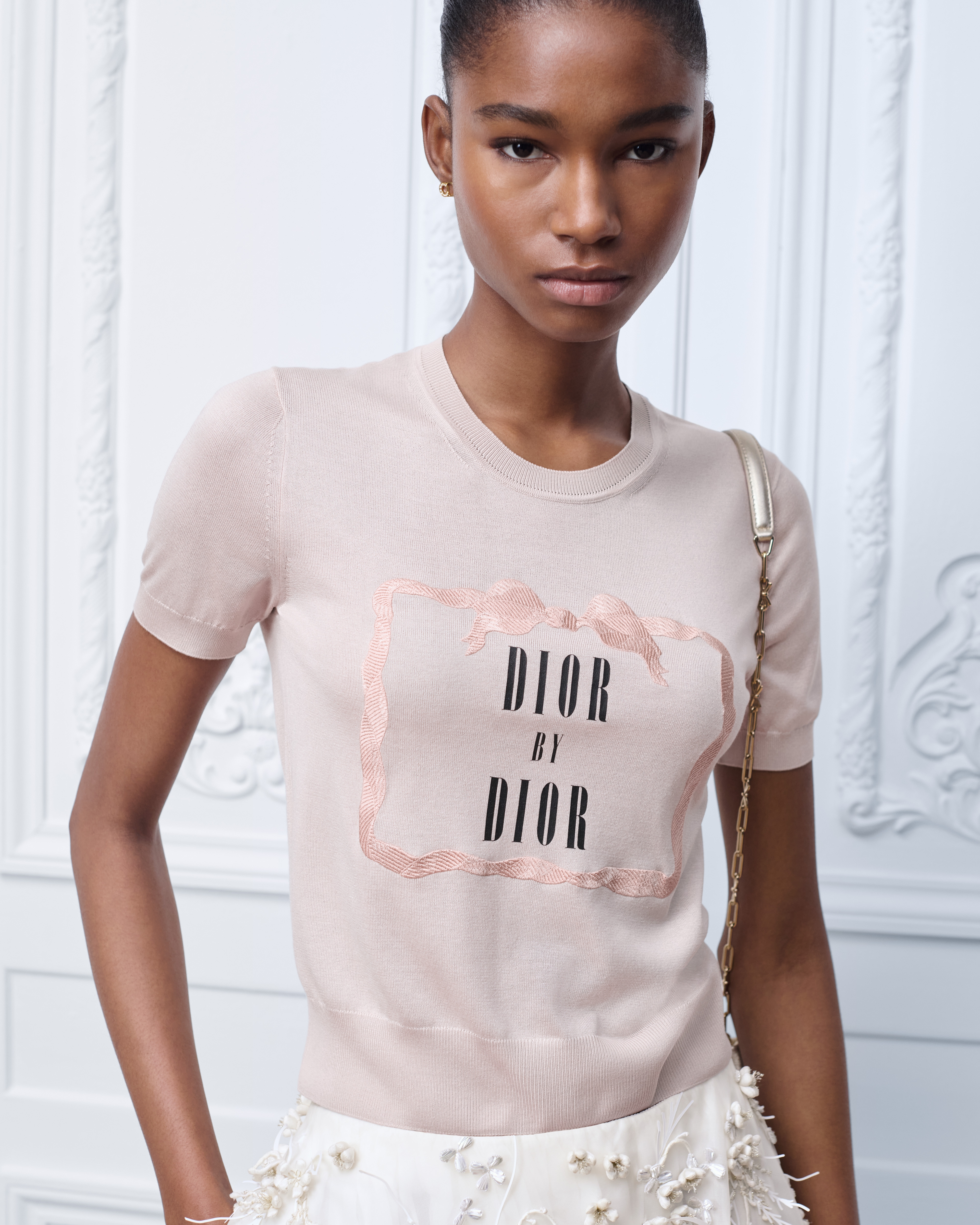 Suéter de manga corta Book Cover Punto de seda en beige y negro E04