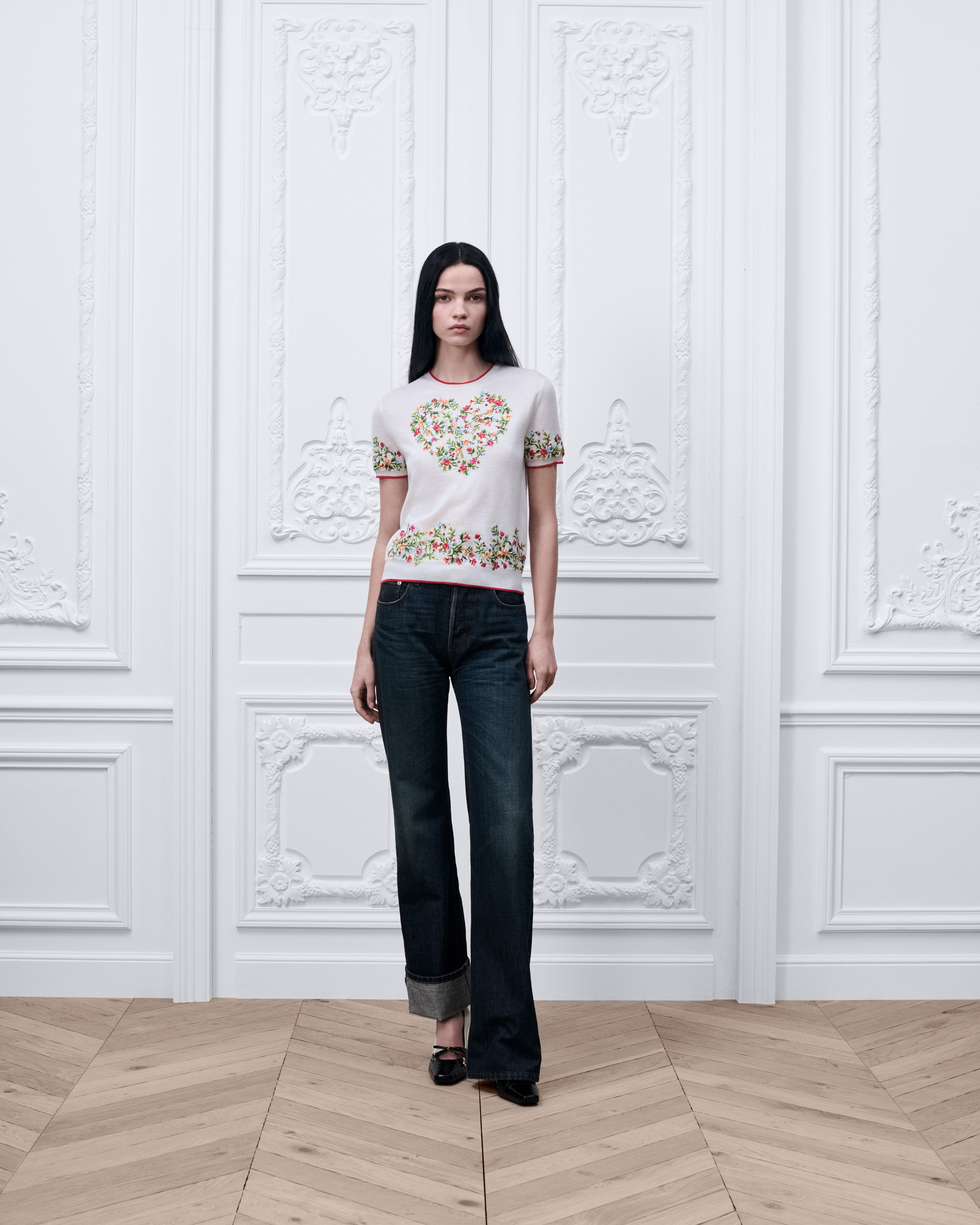 Dioramour Short-Sleeved Embroidered Sweater White Virgin Wool Knit with Multicolor Floral Heart Motif E01