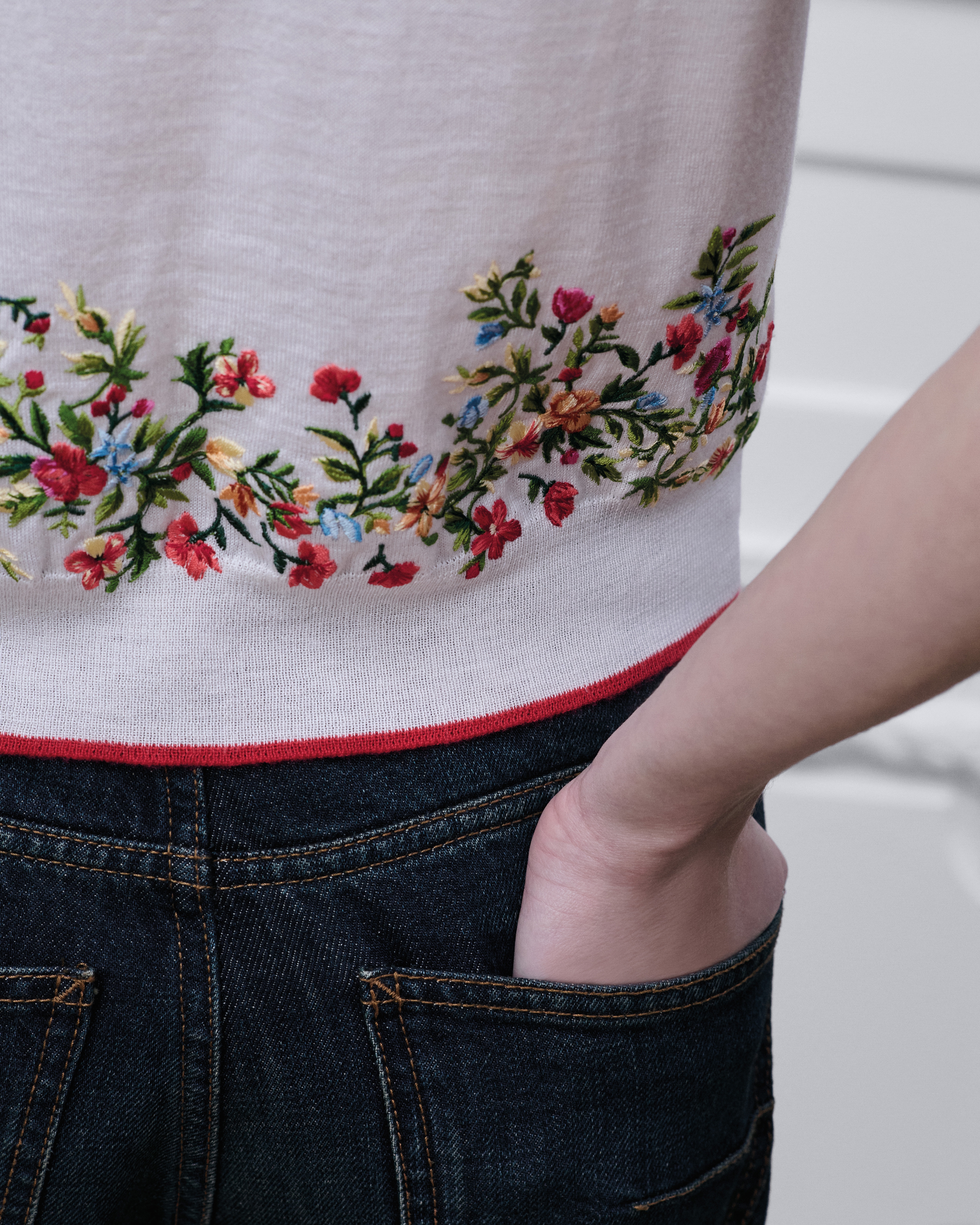 Dioramour Short-Sleeved Embroidered Sweater White Virgin Wool Knit with Multicolor Floral Heart Motif E17