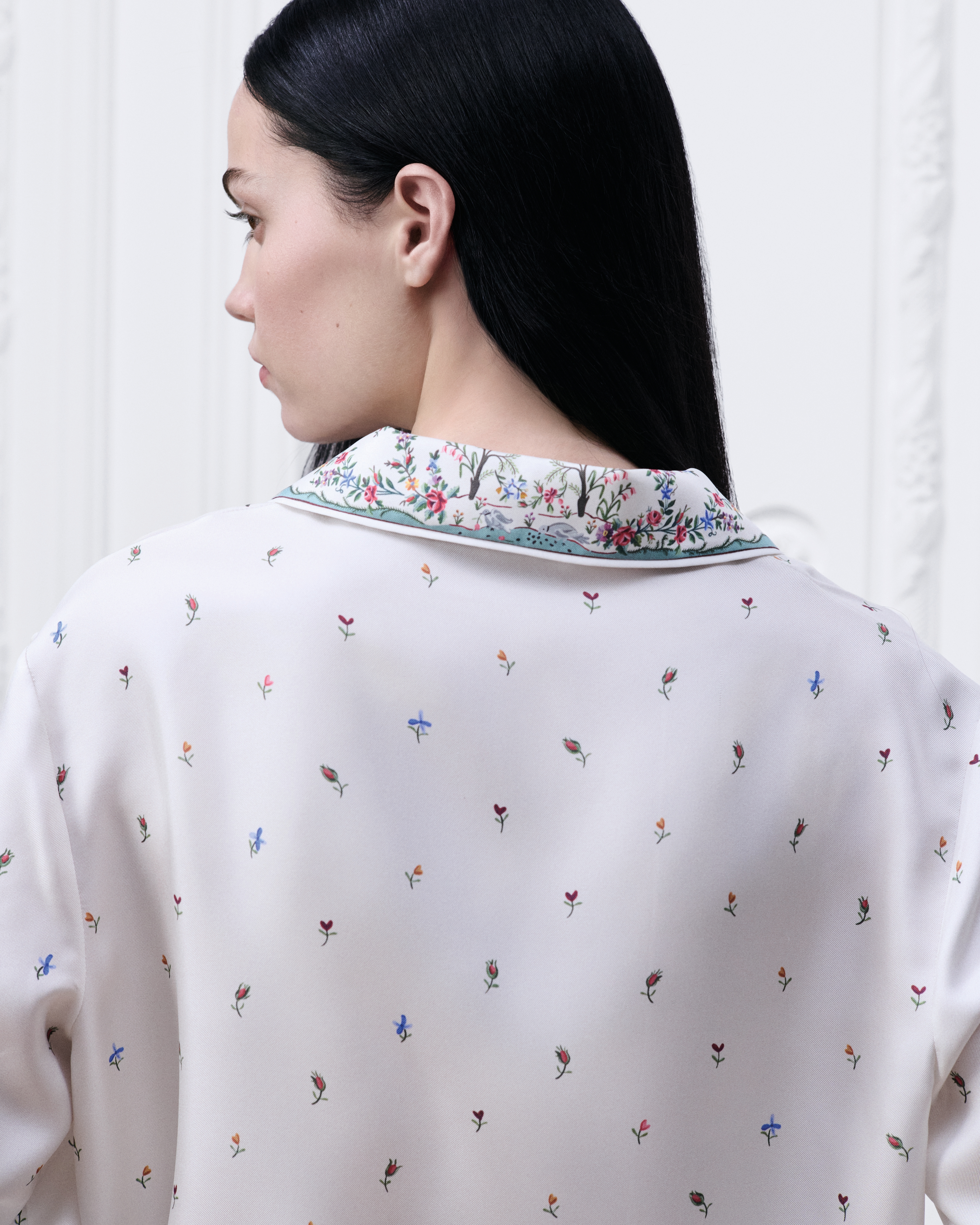 look_image_alt_prefix Dioramour Hemd Seidentwill in Weiß mit Revolution Flowers Motiv in mehreren Farben E09