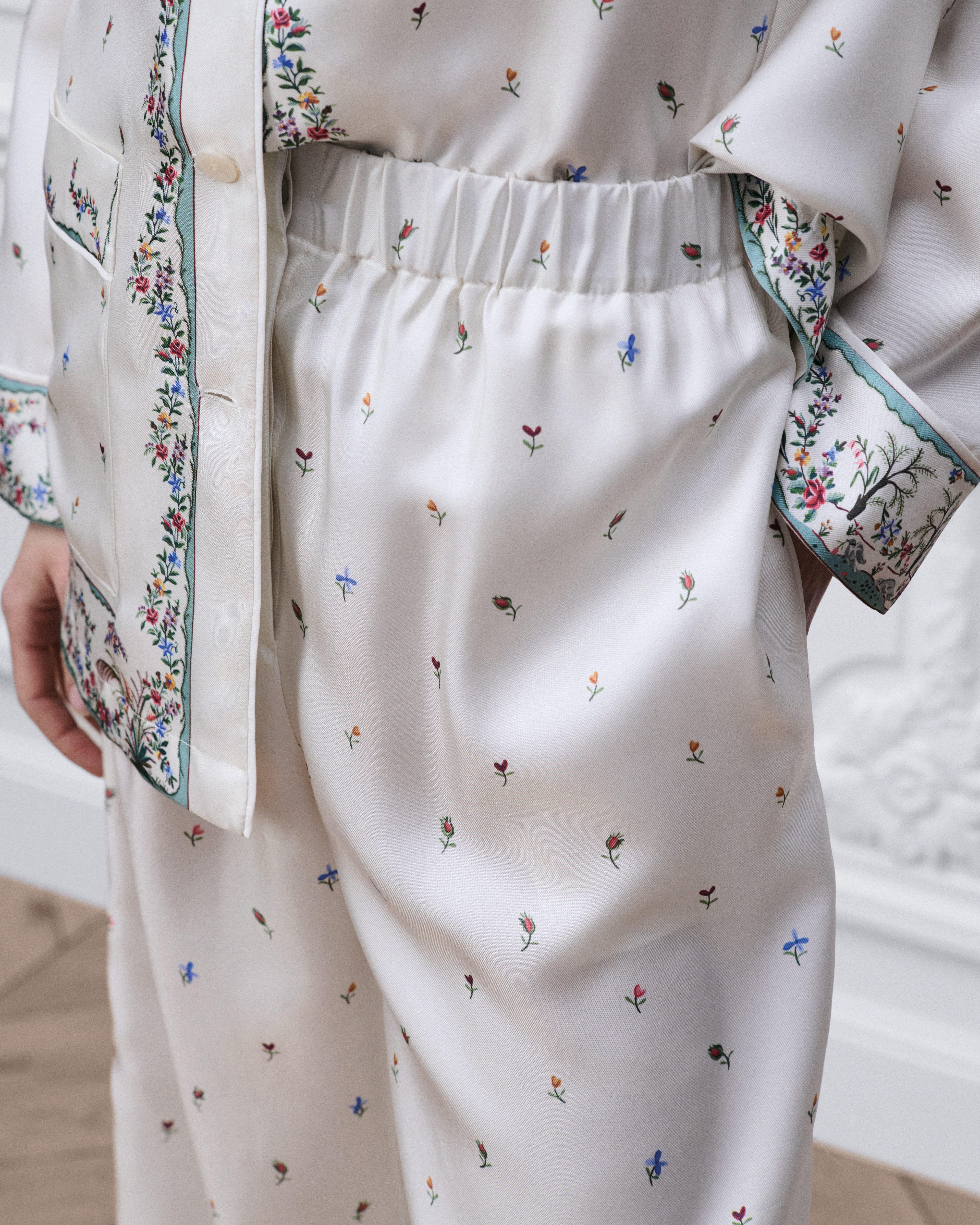 look_image_alt_prefix Pantalones Dioramour Sarga de seda blanca con motivo Revolution Flowers multicolor E10