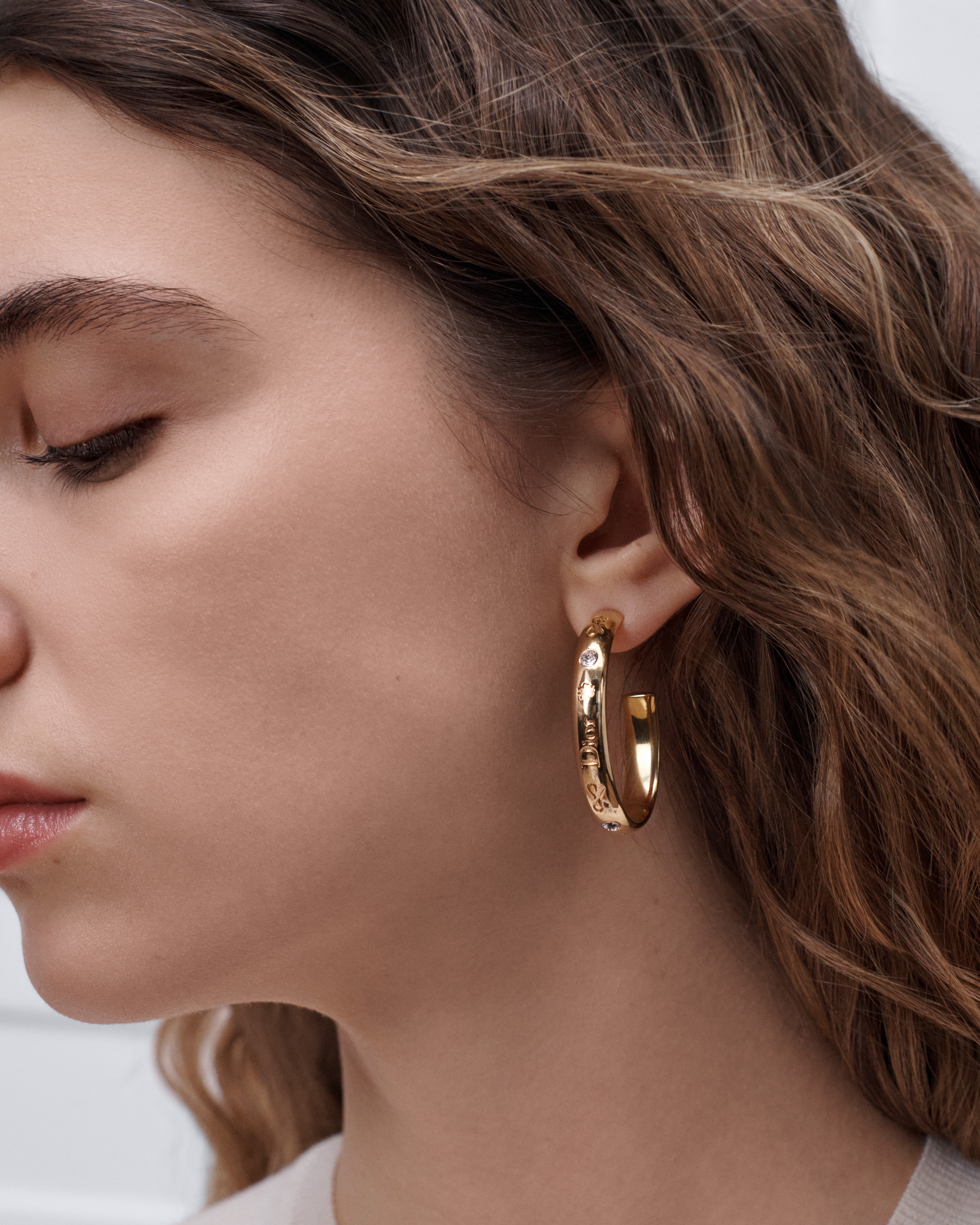 Pendientes de aro Dior Trésor Metal dorado y cristales E08