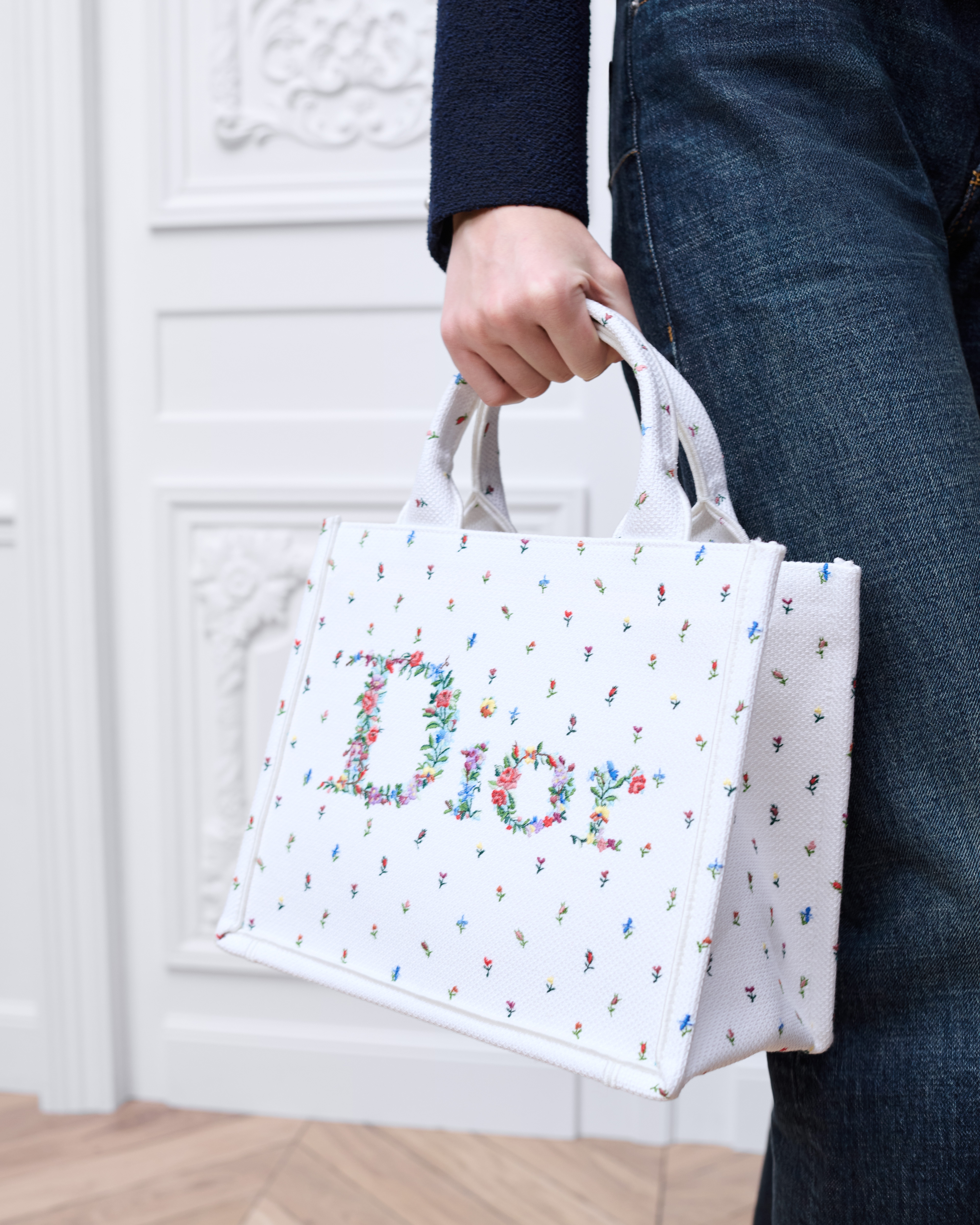 Look Sac Dior Book Tote Small à bandoulière Dioramour Broderie Revolution Flowers blanc multicolore (26,5 x 22 x 14 cm) E11