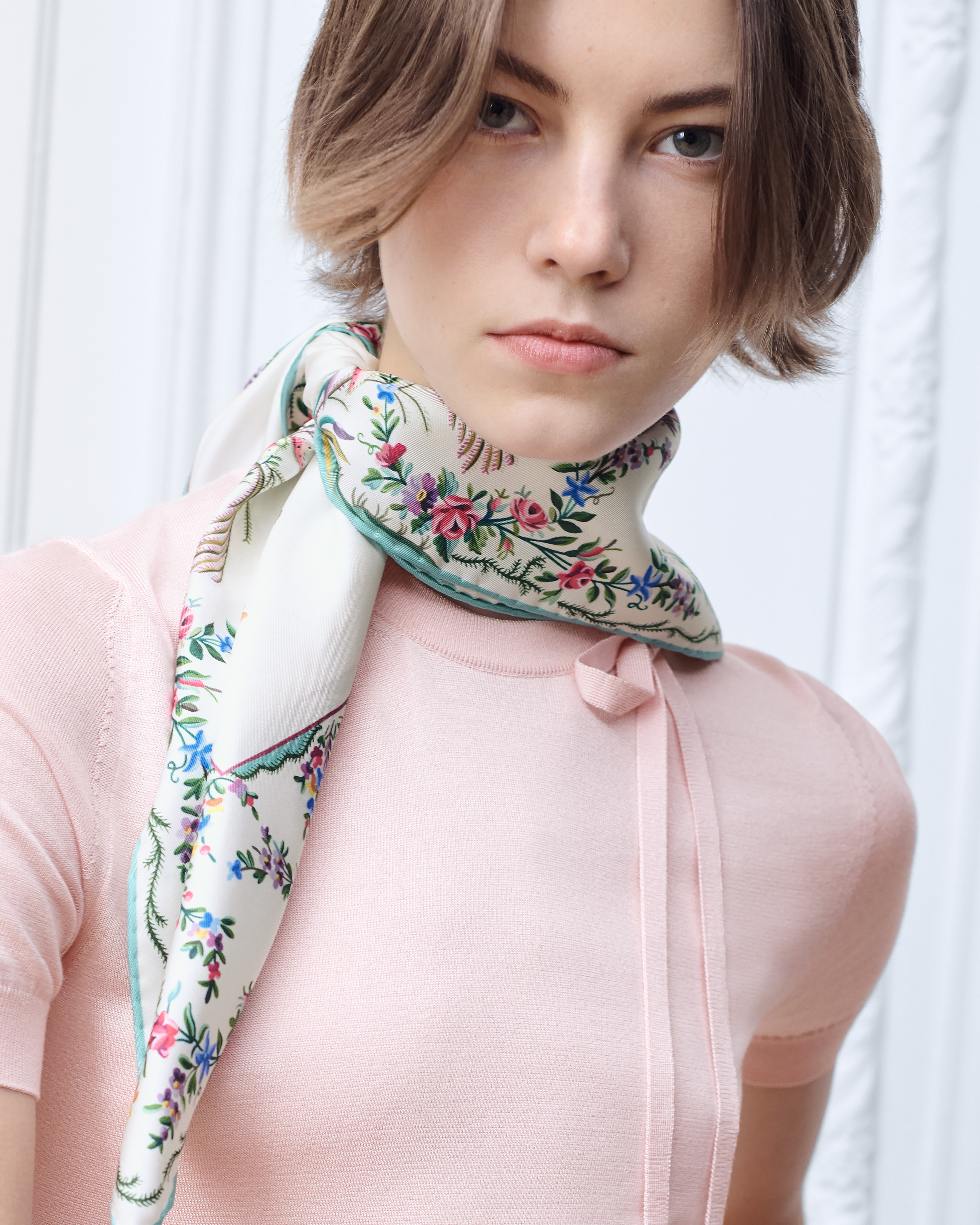 look_image_alt_prefix Quadratisches Dioramour Revolution Flowers 70 Tuch Seidentwill in Weiß/mehreren Farben E04