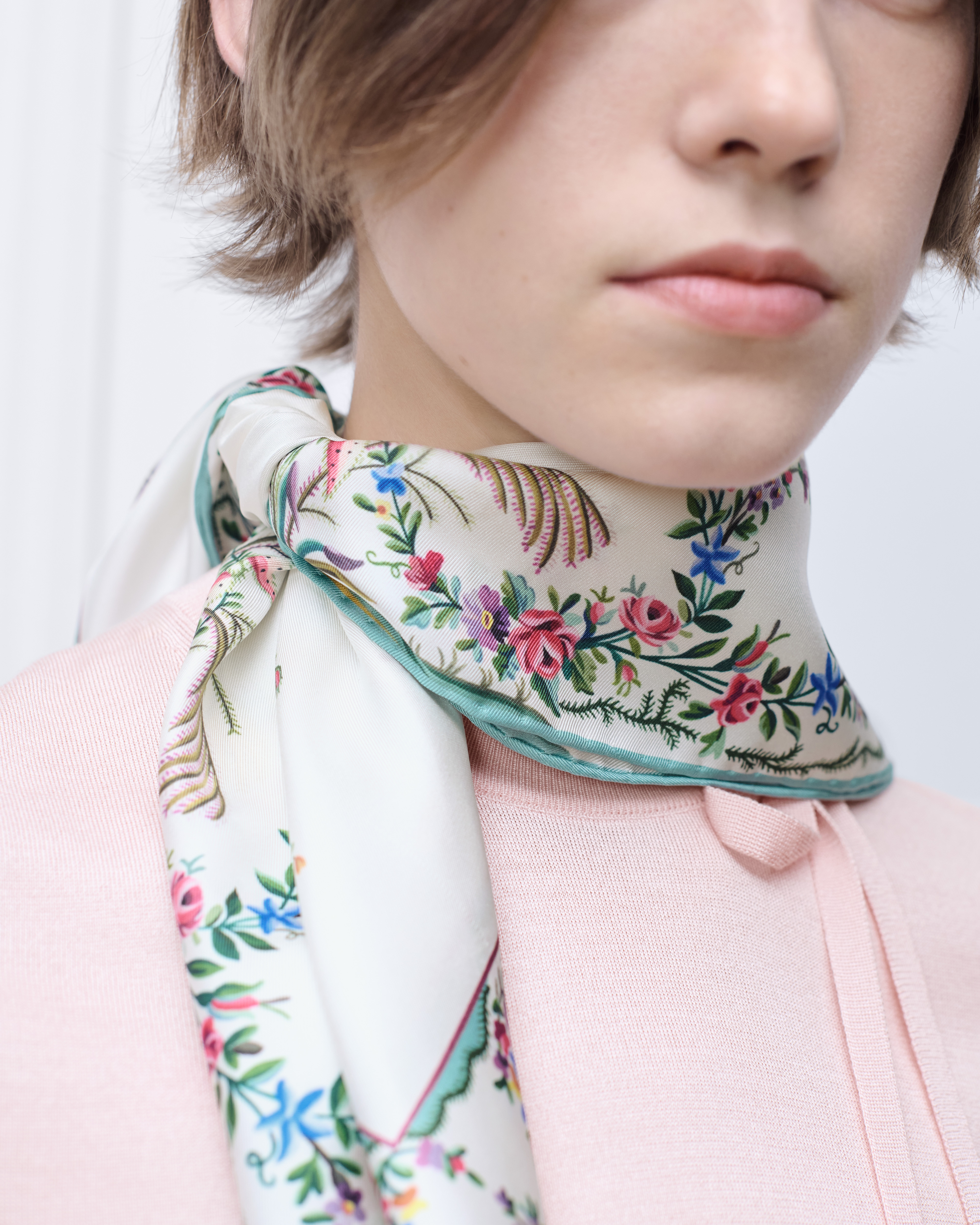 look_image_alt_prefix Quadratisches Dioramour Revolution Flowers 70 Tuch Seidentwill in Weiß/mehreren Farben E12