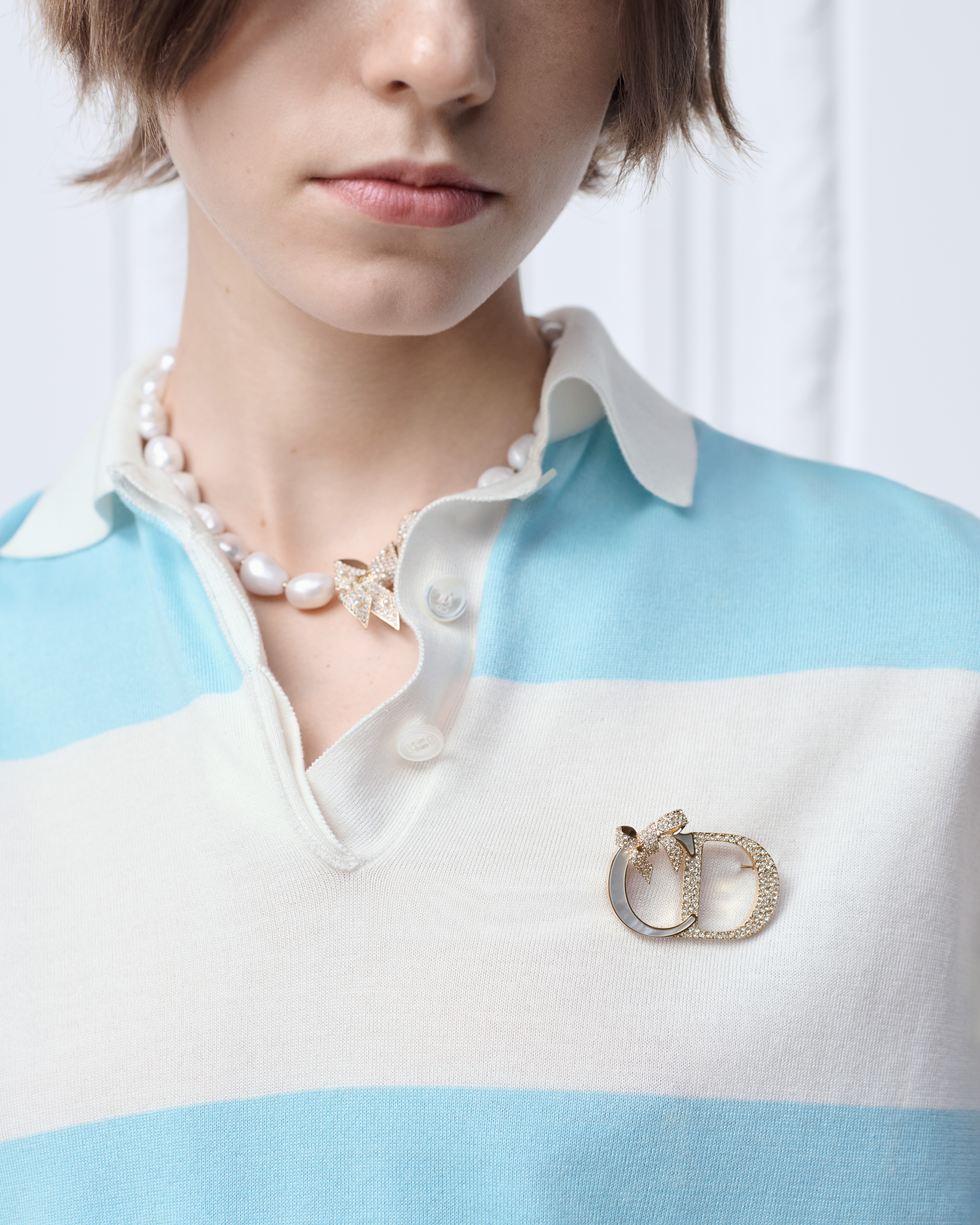 Look Dior Or – Dior Shiny Bow Brooch Gold-Finish Metal, Natural Mother-of-Pearl and White Crystals E12