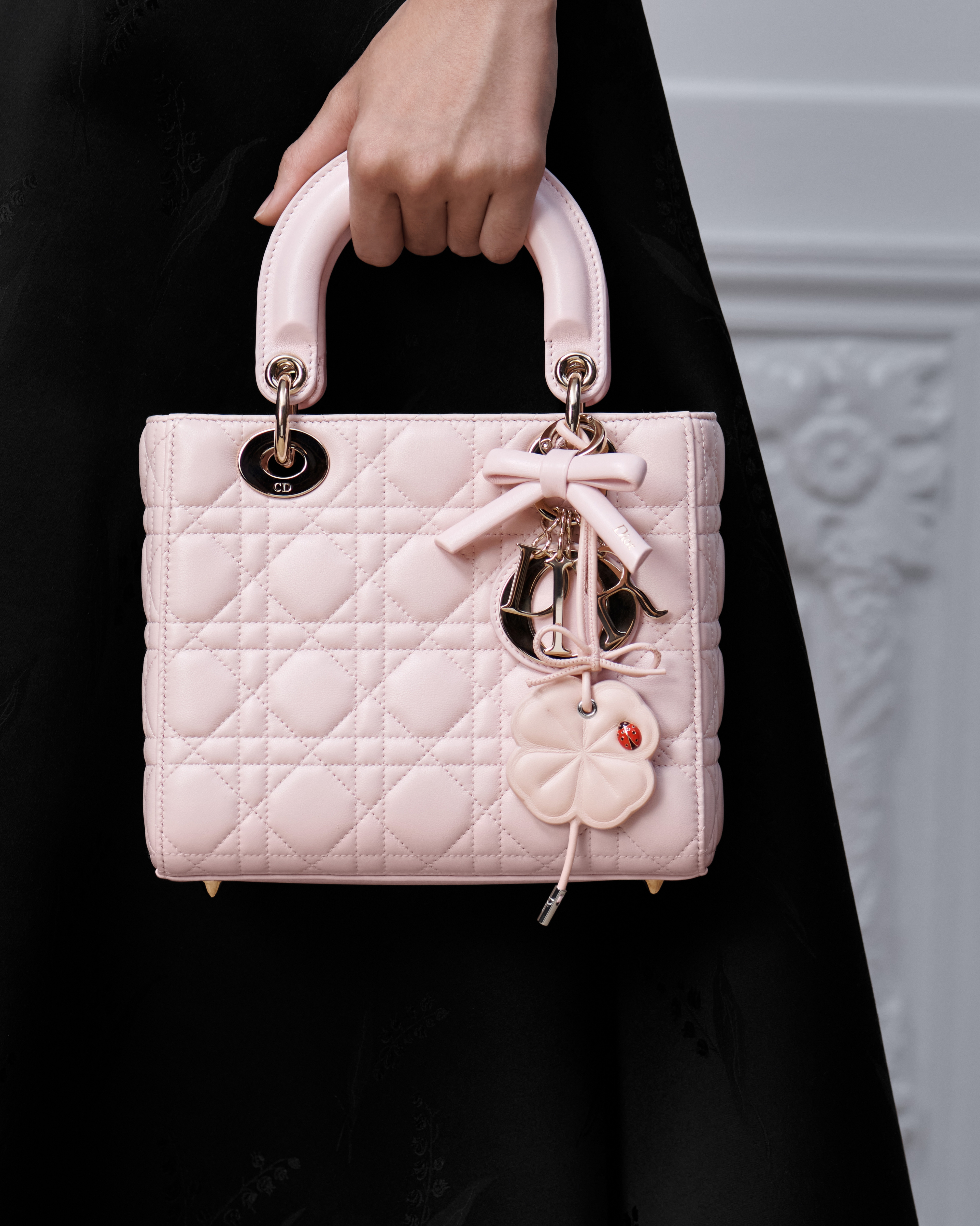 Bijou de sac Dior Clover Cuir de veau rose, métal finition argentée et laque rouge et noire E10