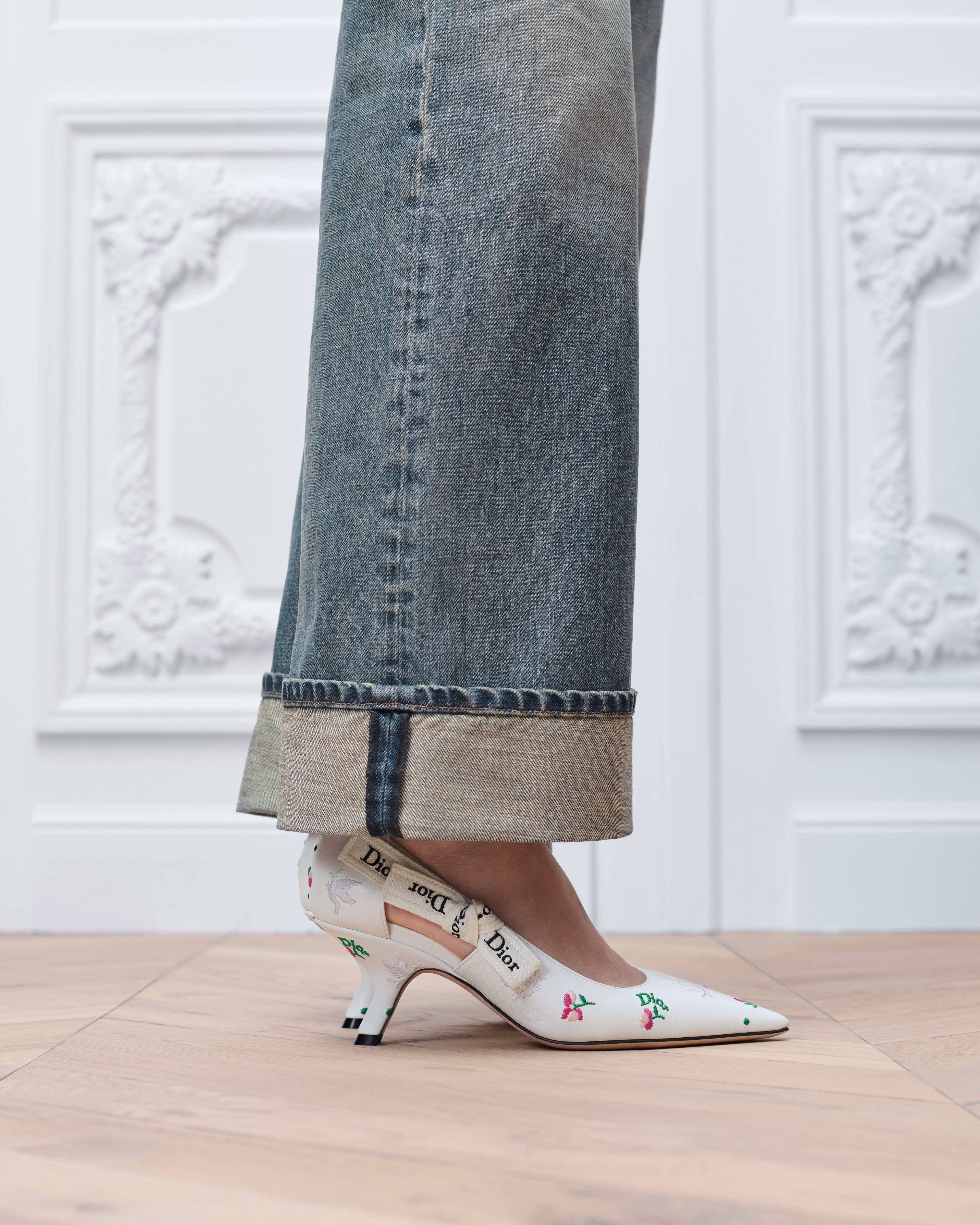 Look Dioramour J'Adior Pump White Lambskin Embroidered with Multicolor Doves & Roses Motif E15