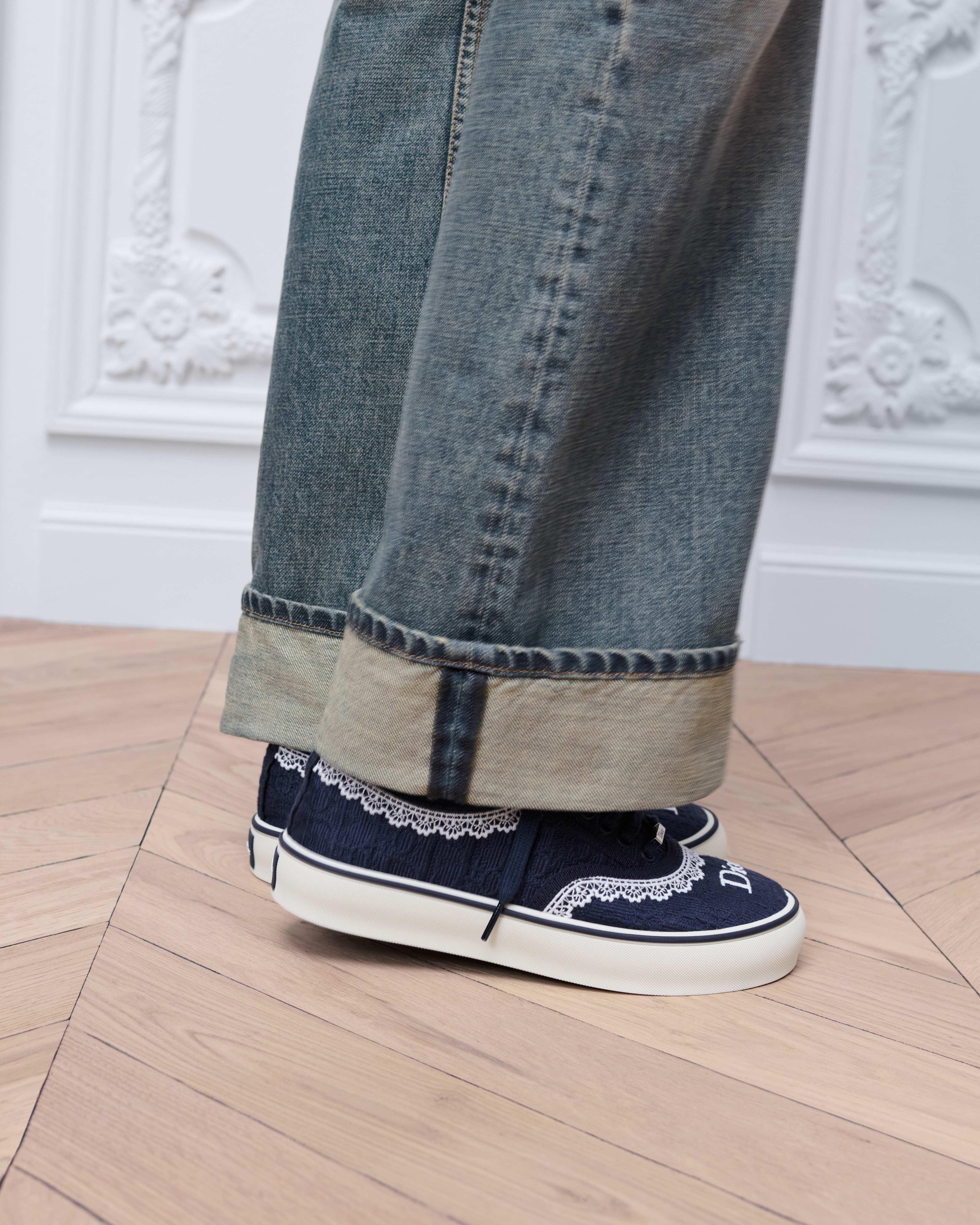 look_image_alt_prefix Dior Saltwind-sneaker Blauw katoen geborduurd met Dior Oblique-motief en ecru kant E16