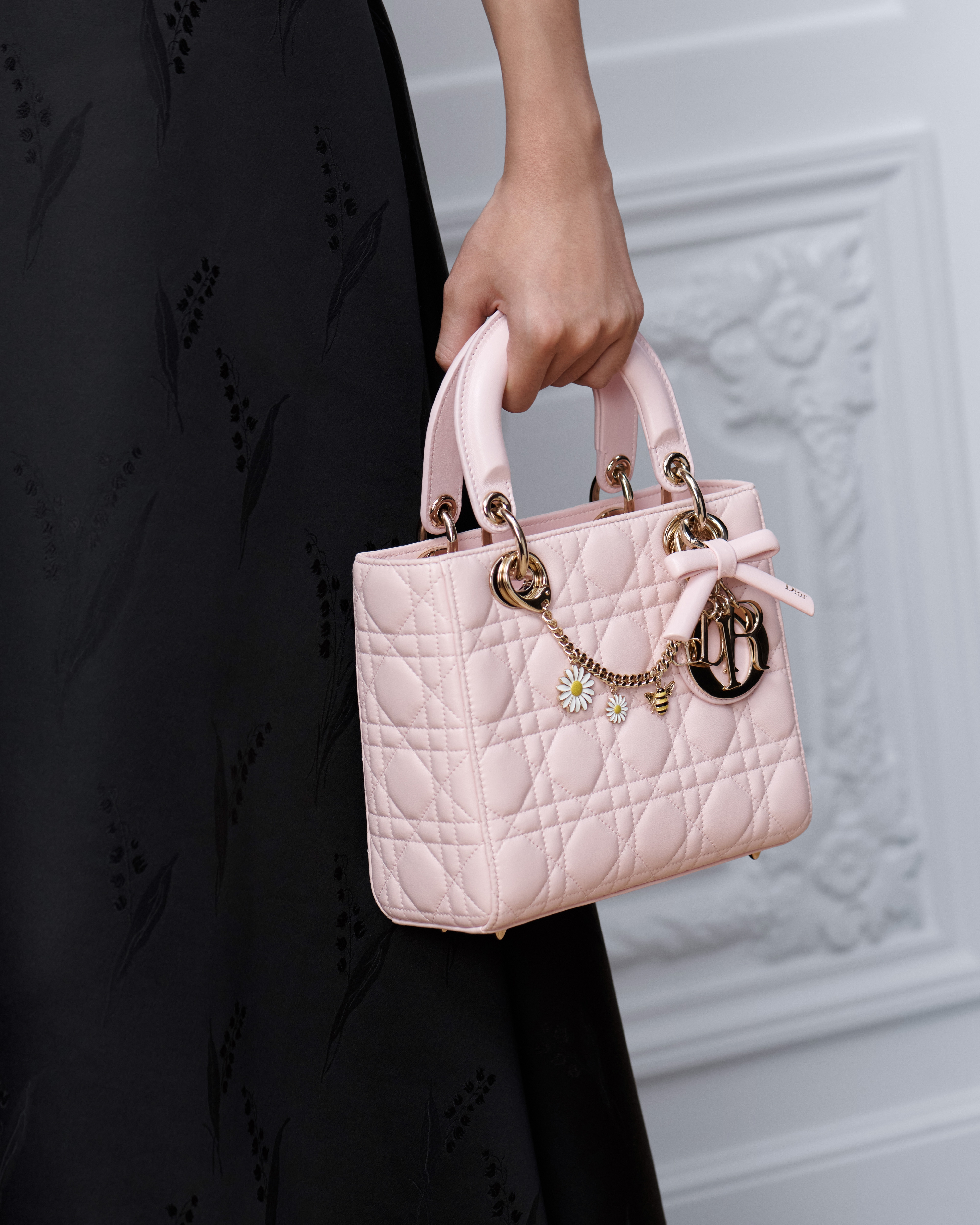 Dior Daisy als Taschenanhänger Metall mit Gold-Finish und Lack in mehreren Farben E10