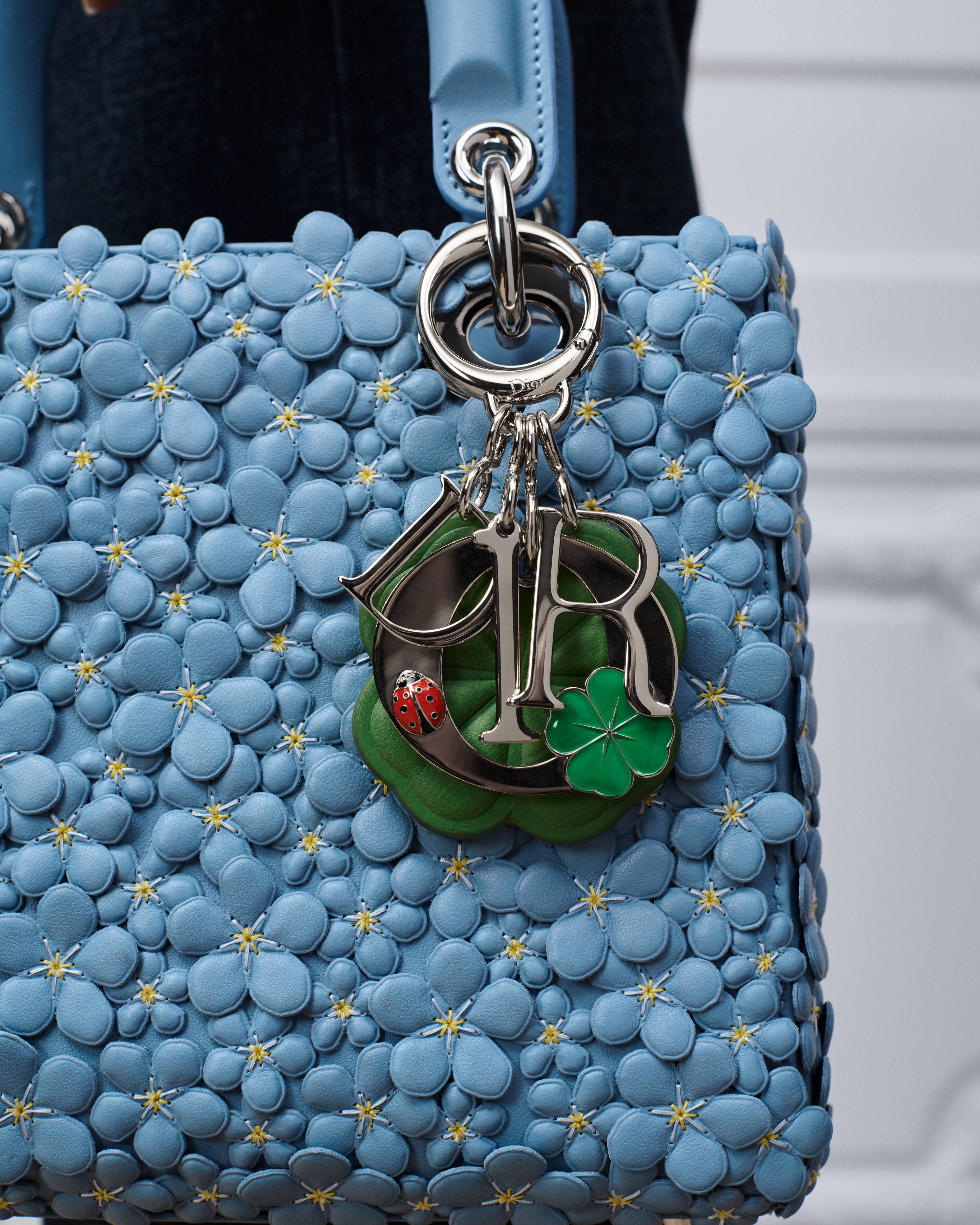 Dior Swing-tasbedeltje Clover Lucky Green kalfsleer, goudkleurig metaal en veelkleurige lak E17