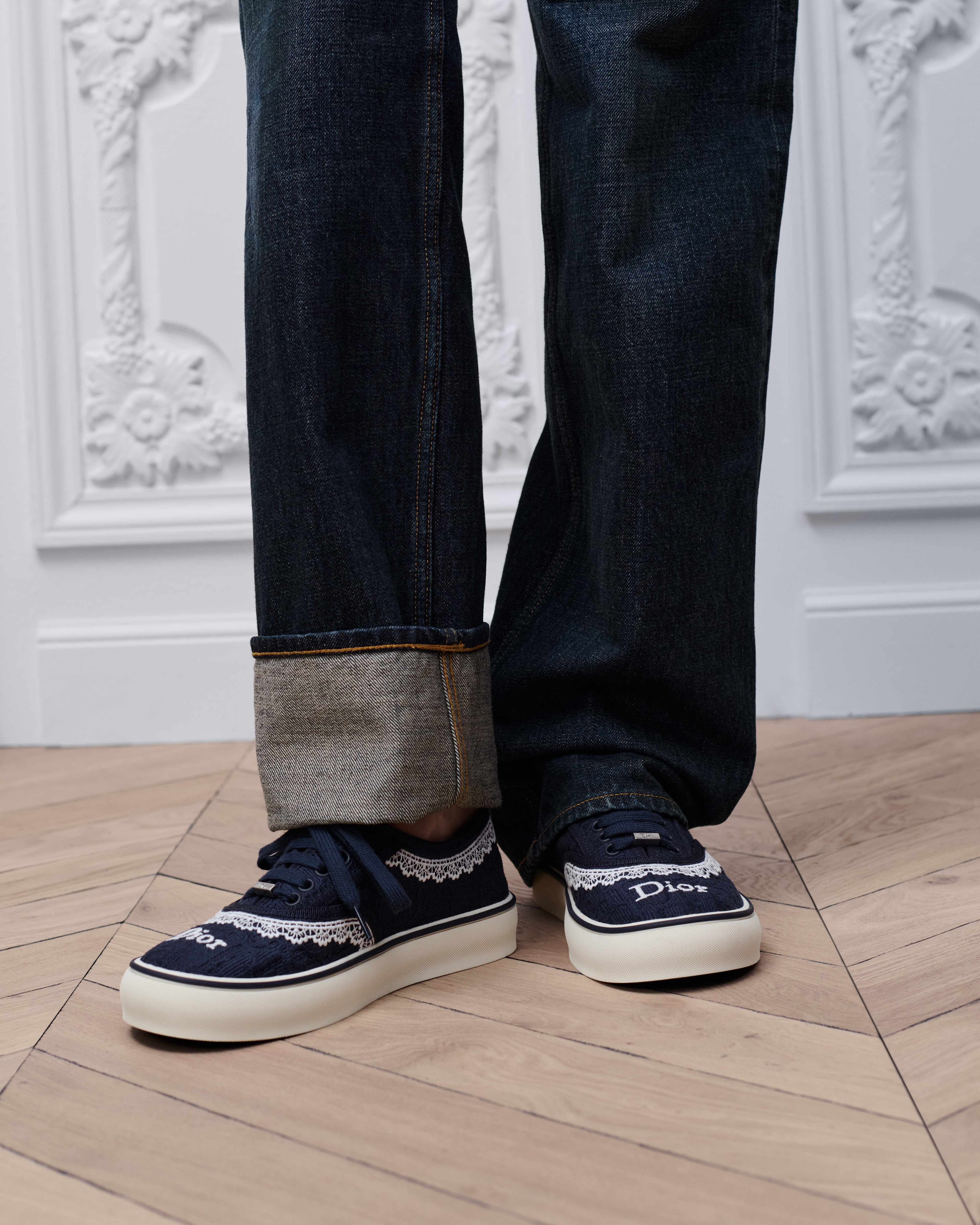 Look Dior Saltwind Sneaker Blue Dior Oblique Embroidered Cotton and White Lace E14