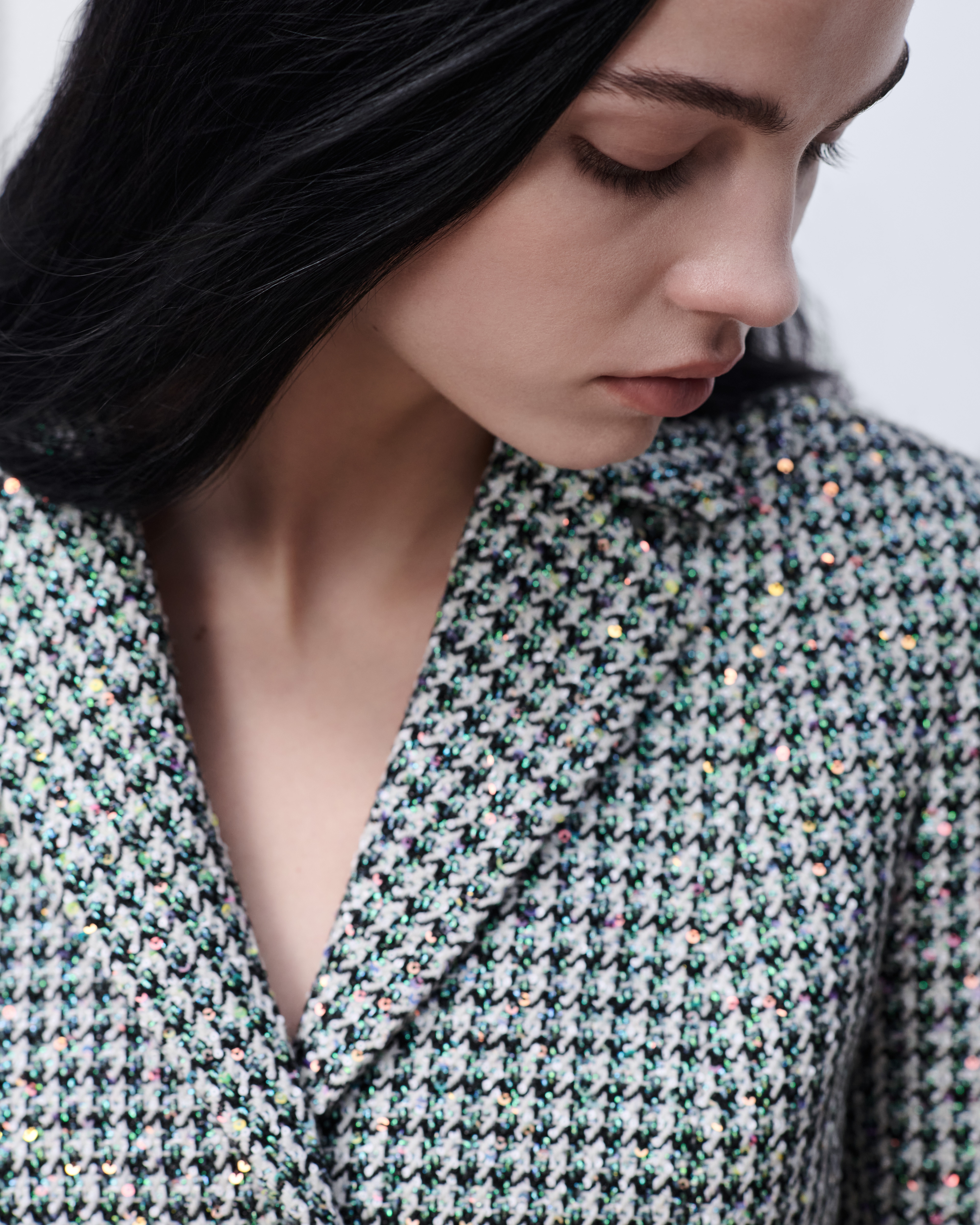 look_image_alt_prefix Blazer com corte ajustado Mescla de lã virgem com motivo pied-de-poule preto e branco e lantejoulas multicoloridas E08