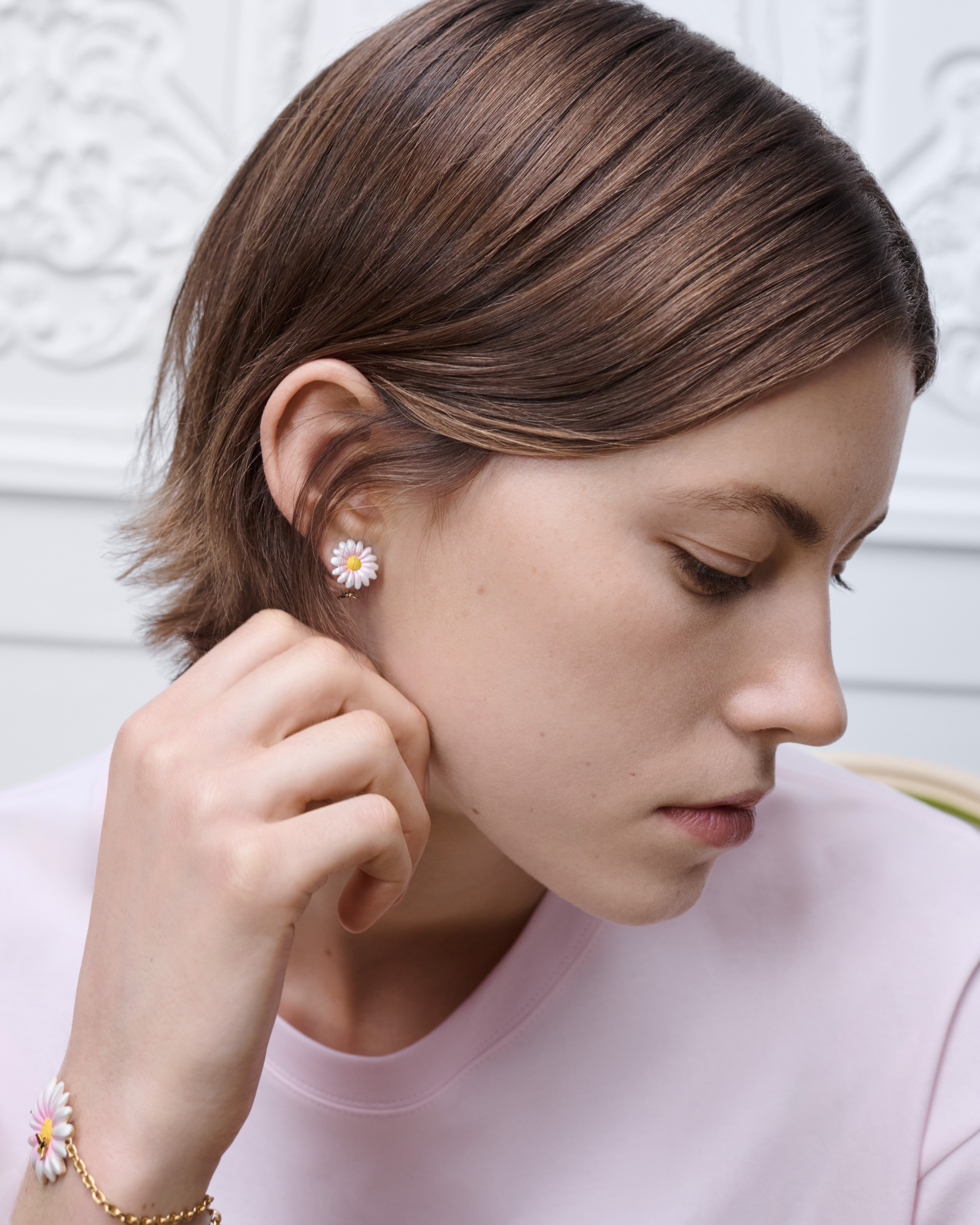 Boucles d'oreilles Dior Tribales Dior Daisy Métal finition dorée, perles en résine blanche et laque multicolore E08