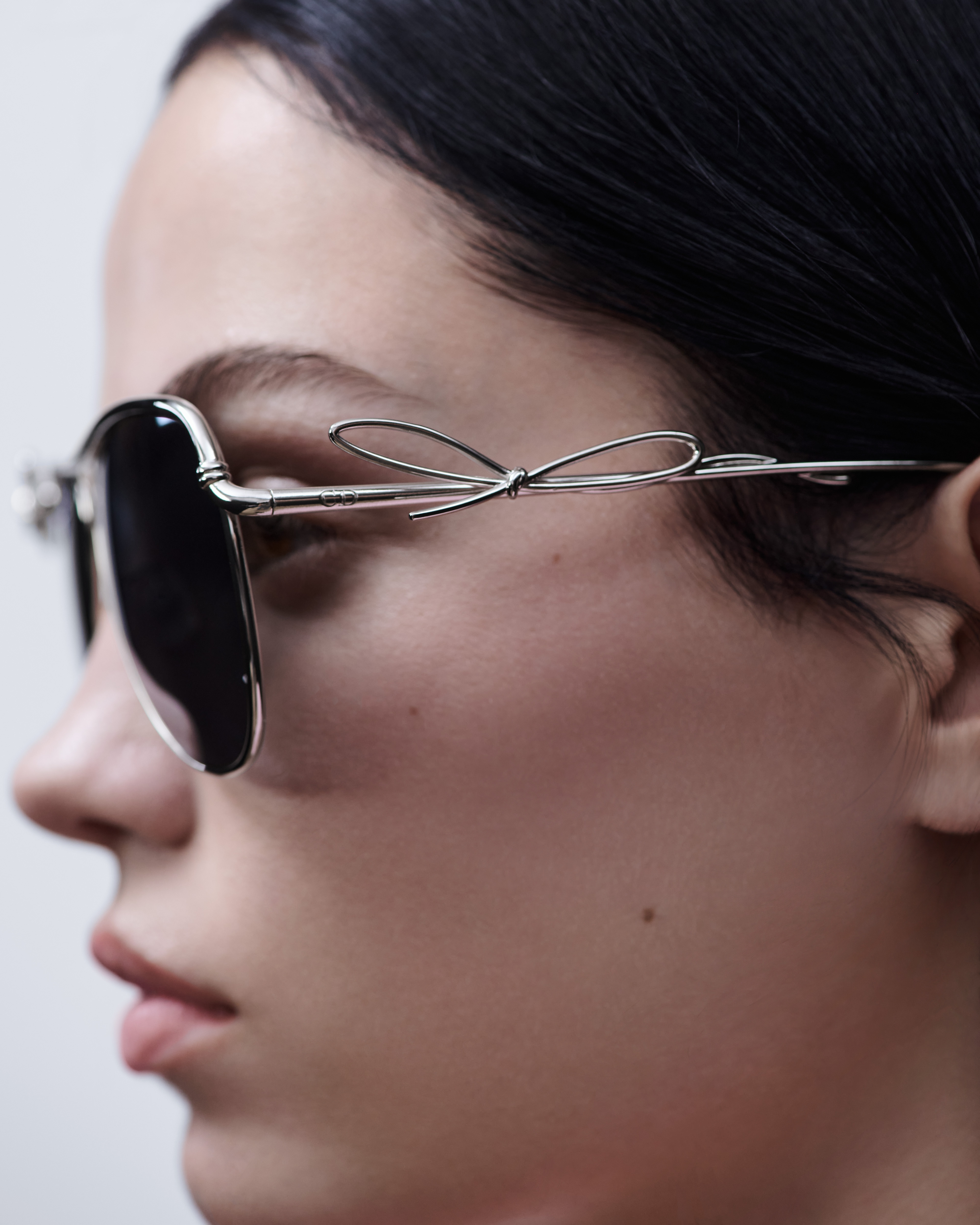 Dior Daisy Dior Tribales Ohrringe Metall mit Gold-Finish, Kunstharzperlen in Weiß und Lack in mehreren Farben E08