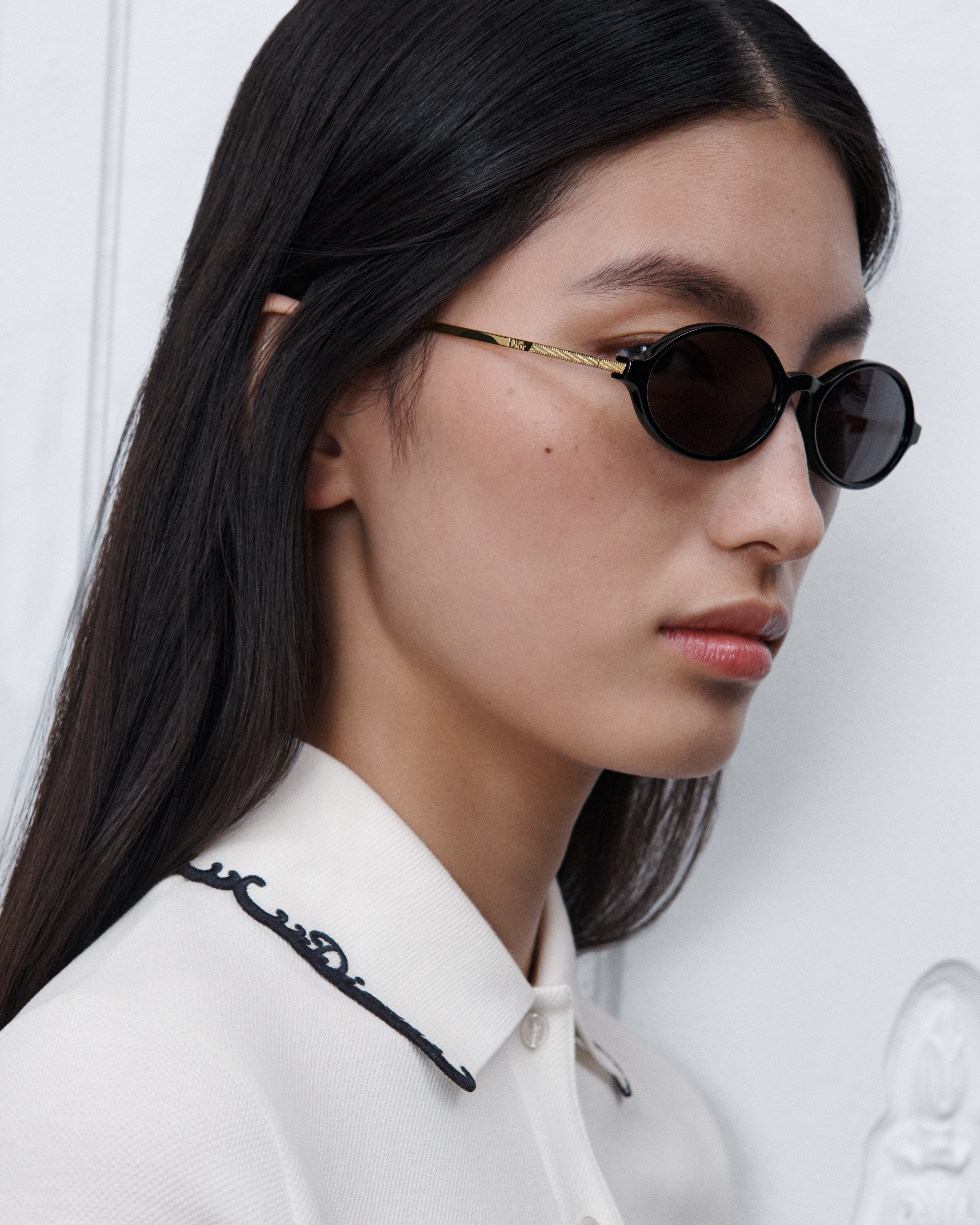 Dior Bow R2F แว่นตากันแดดทรงรีสีดํา E08