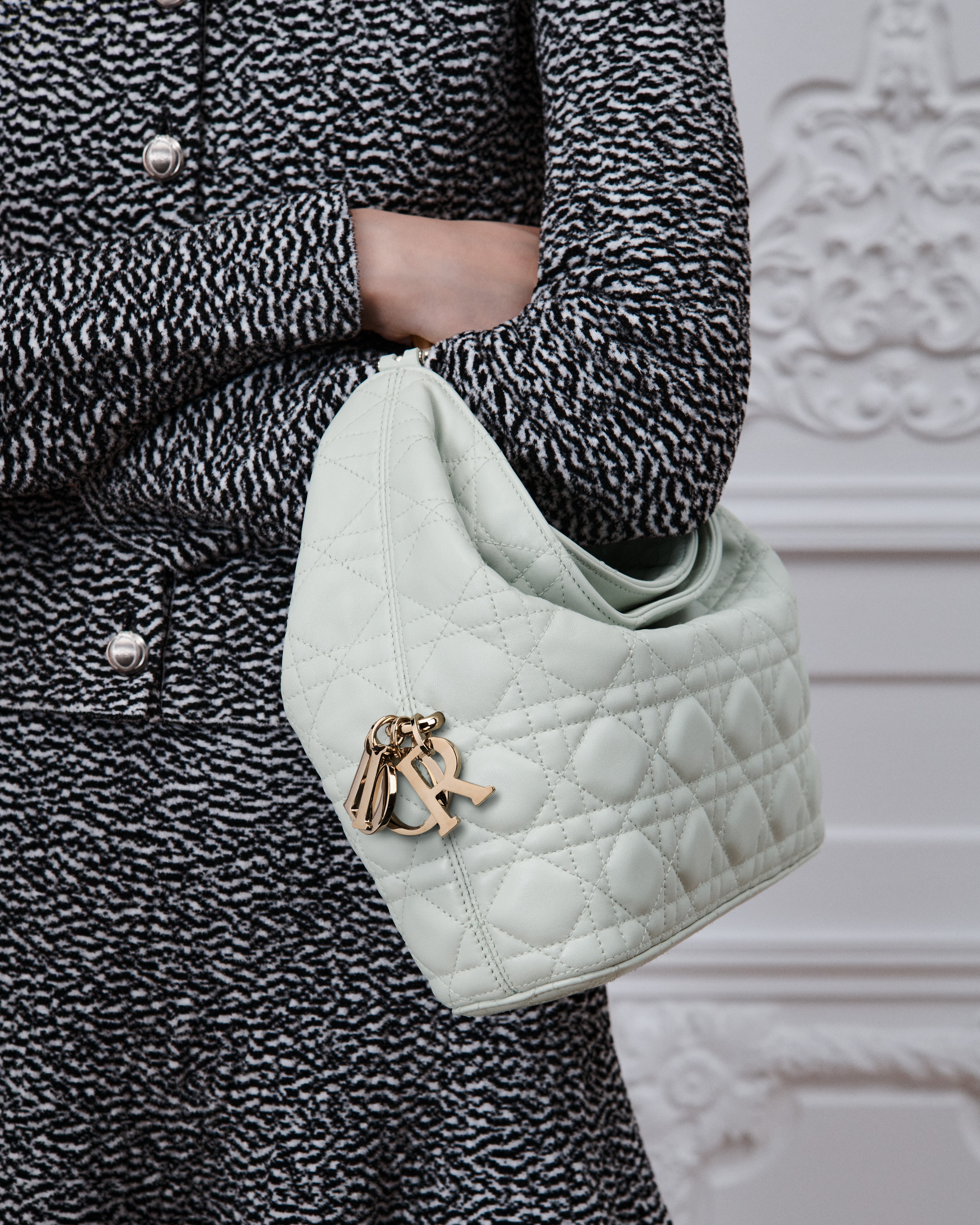 Kleine Dior Toujours-hobotas Soupir-groen lamsleer met het Cannage-motief E11