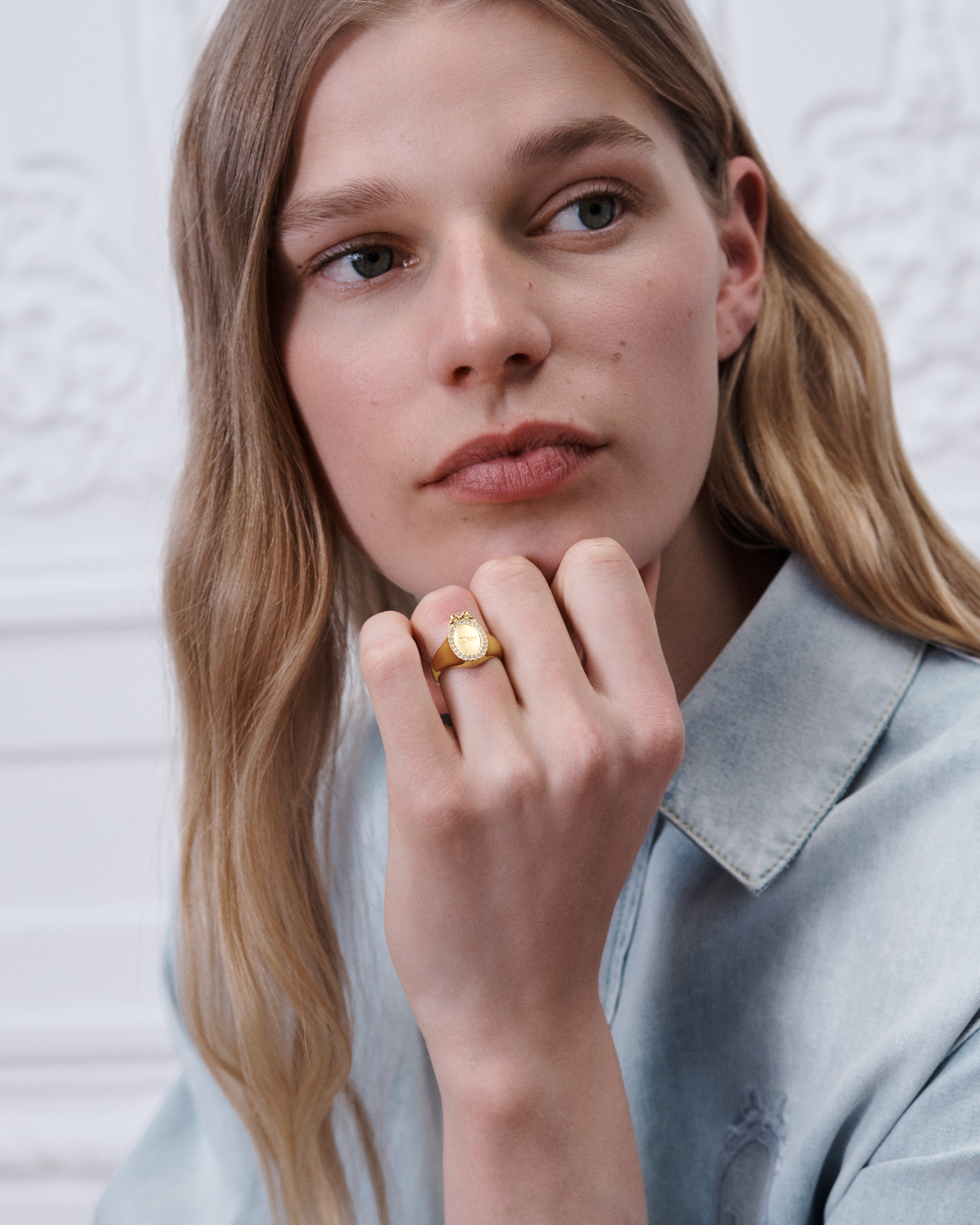Bague Dior Médaillon Métal finition dorée et cristaux E07