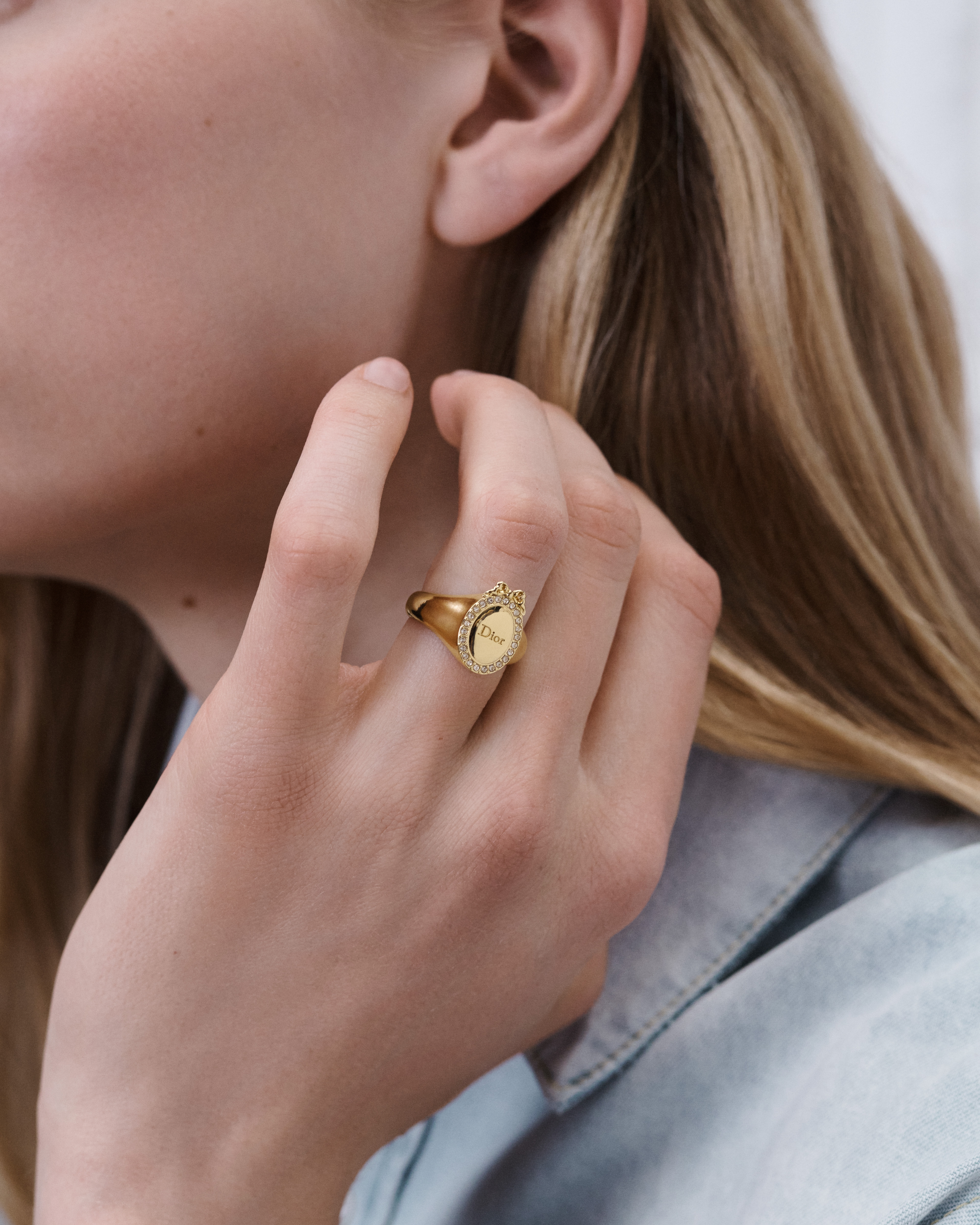 Bague Dior Médaillon Métal finition dorée et cristaux E08