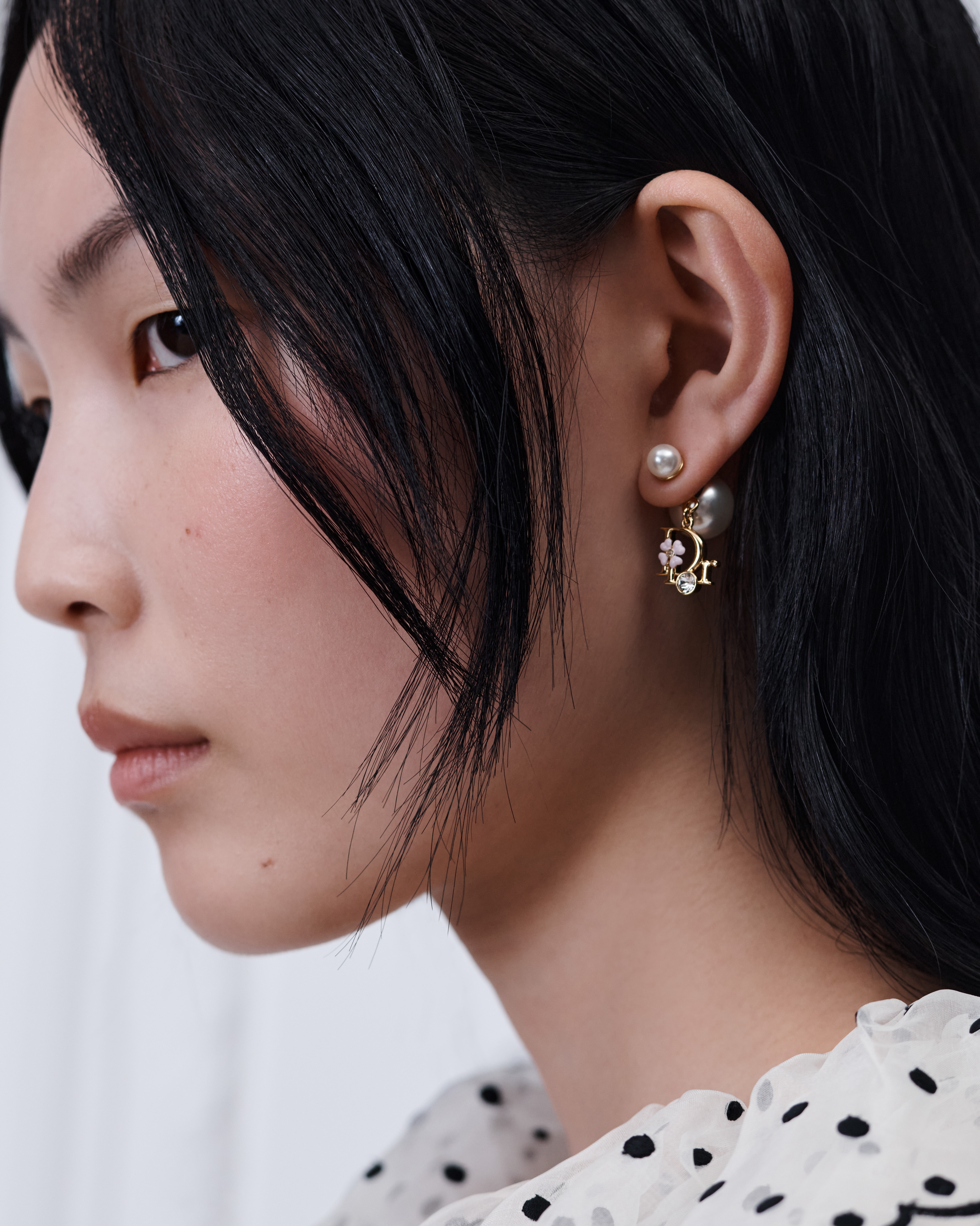 Dior Tribales 耳環 金色飾面金屬、白色樹脂珍珠、水晶和粉紅色漆面 E07