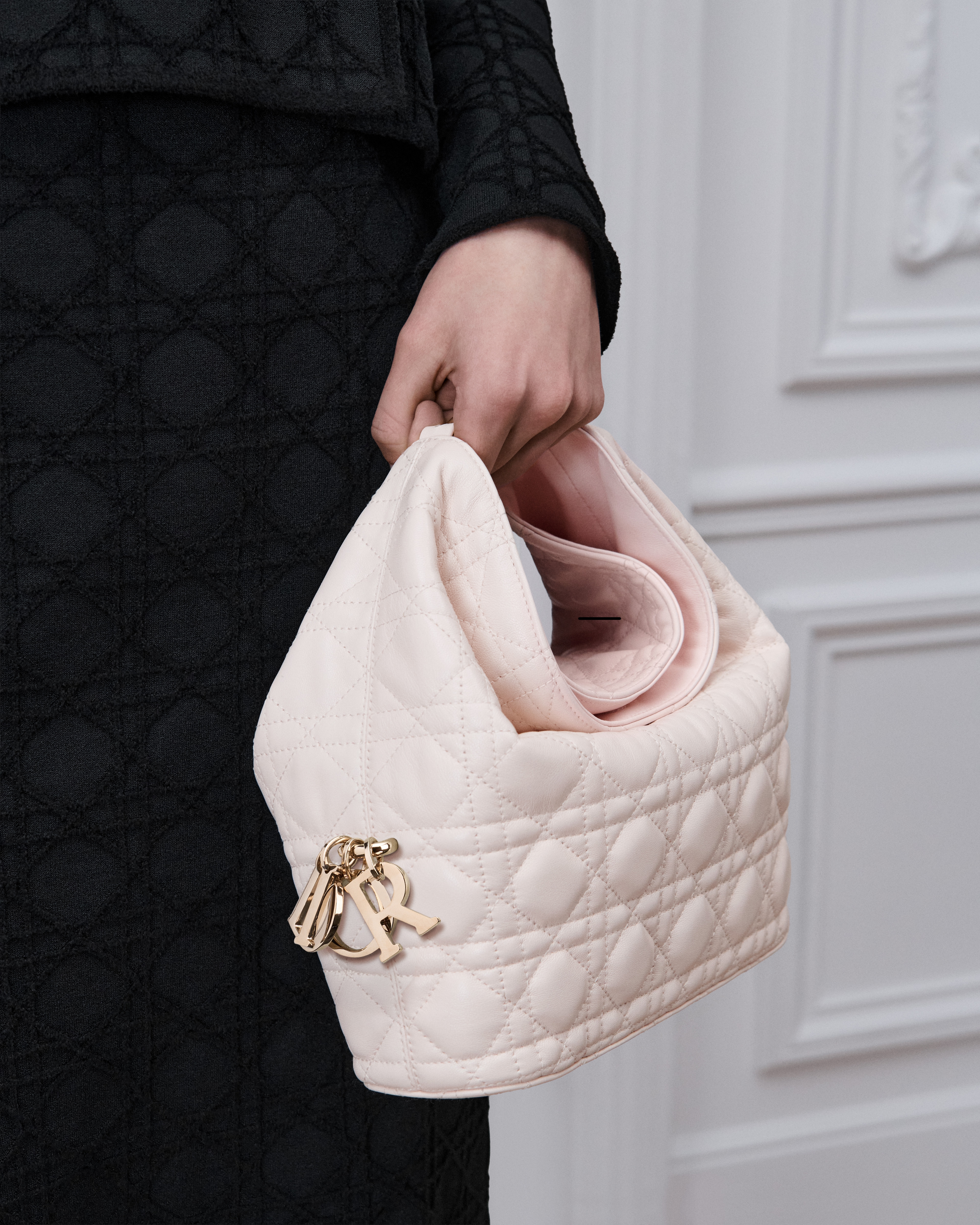 Kleine Dior Toujours-hobotas Ballet-roze lamsleer met het Cannage-motief E11