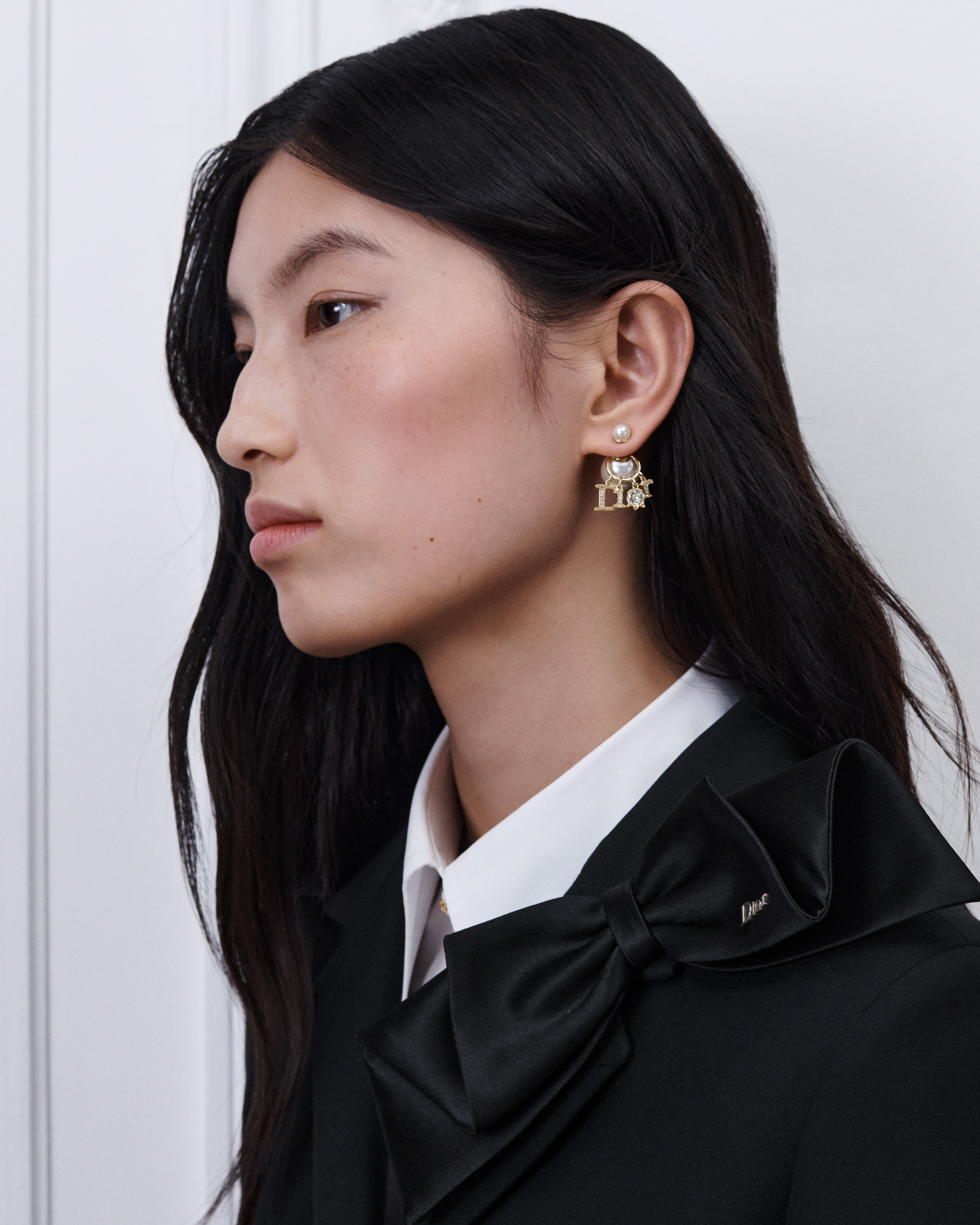 ต่างหู Dior Tribales โลหะเคลือบทองสีอ่อน ไข่มุกเรซินสีขาว และคริสตัล E07