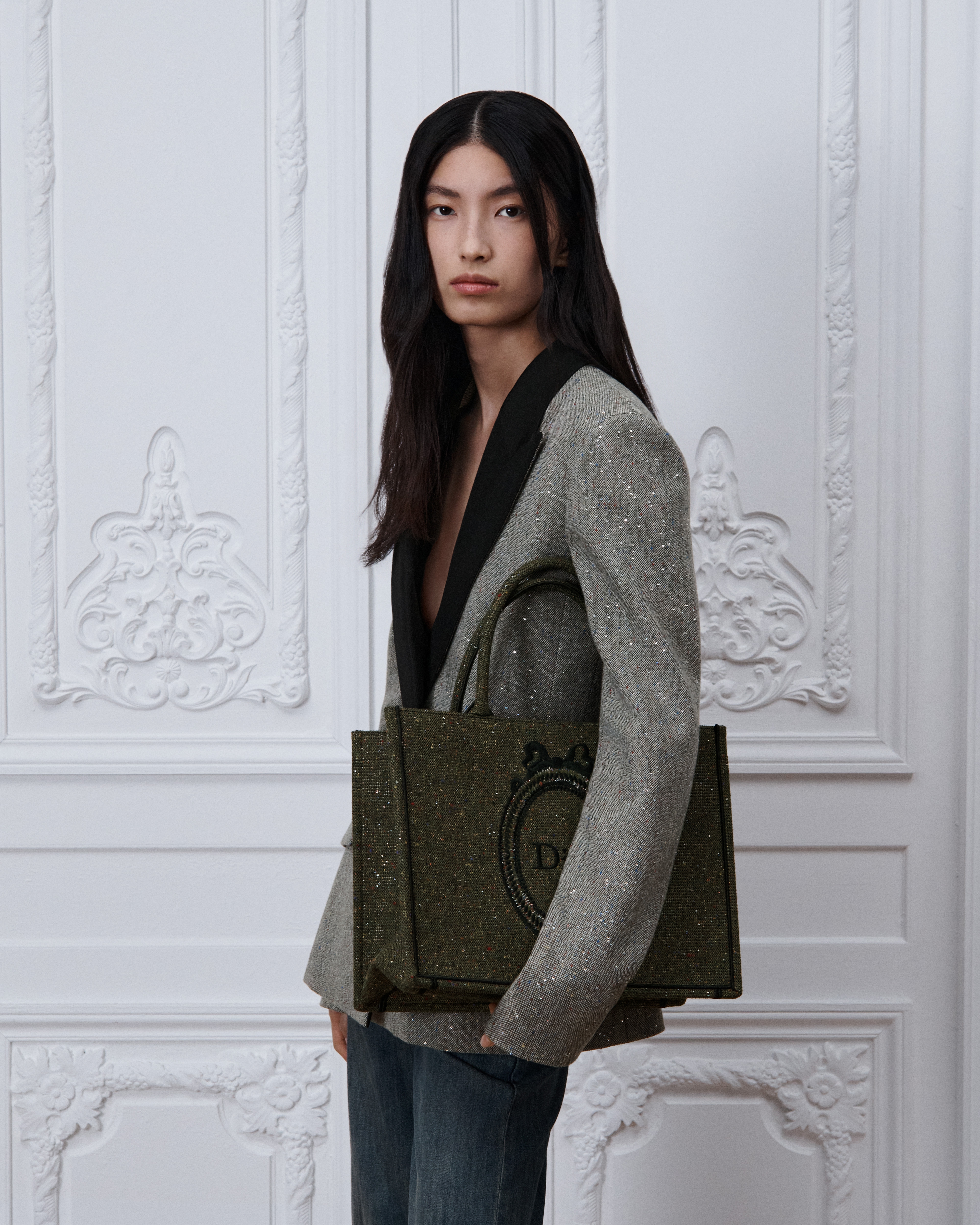 Dior Book Tote mediano con bandolera Tweed bordado con lentejuelas caqui y Dior Médaillon (36 x 27,5 x 16,5 cm) E05