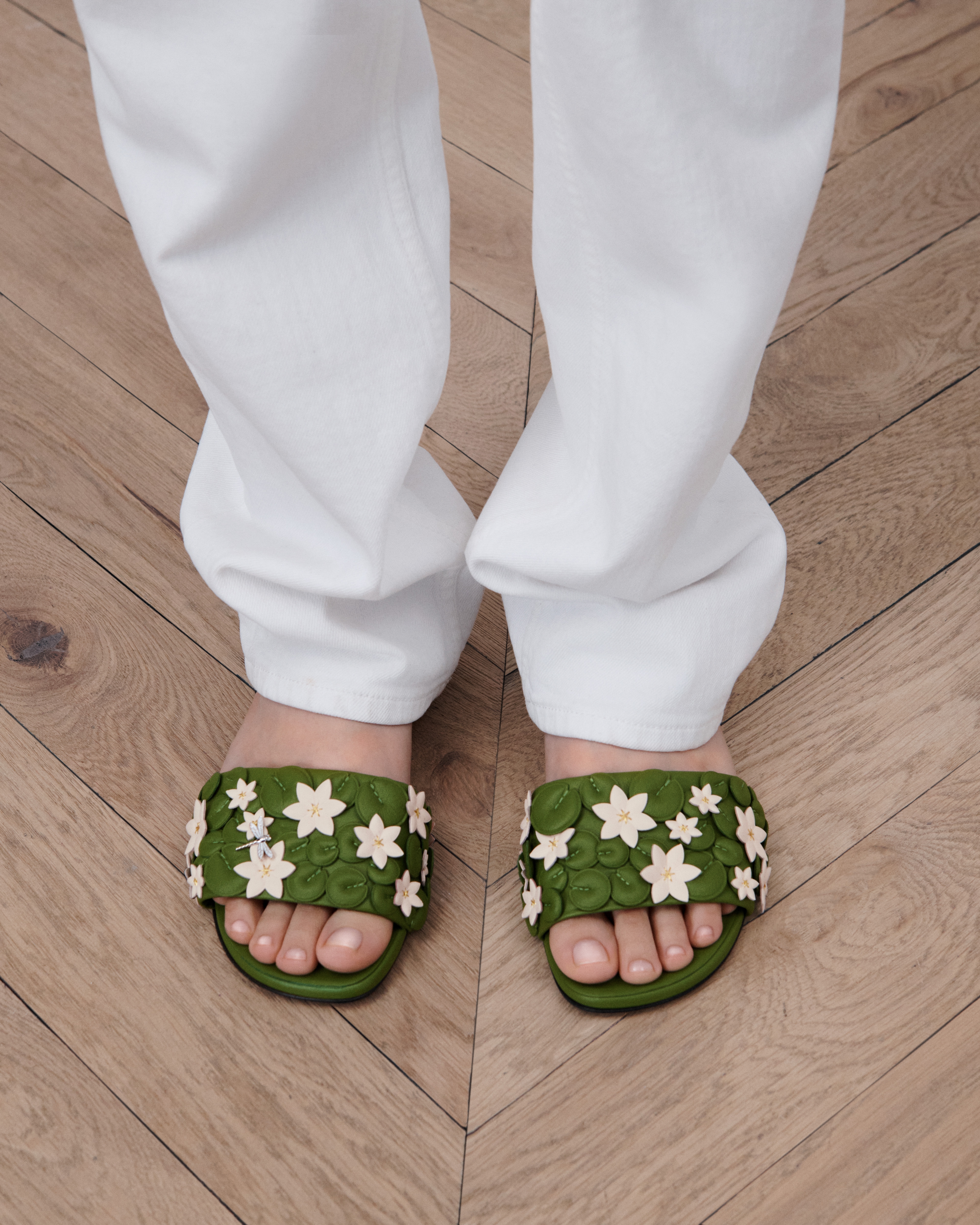 Mule Dior Bloom Cuir d'agneau brodé du motif Dior Water Lily vert et rose E14
