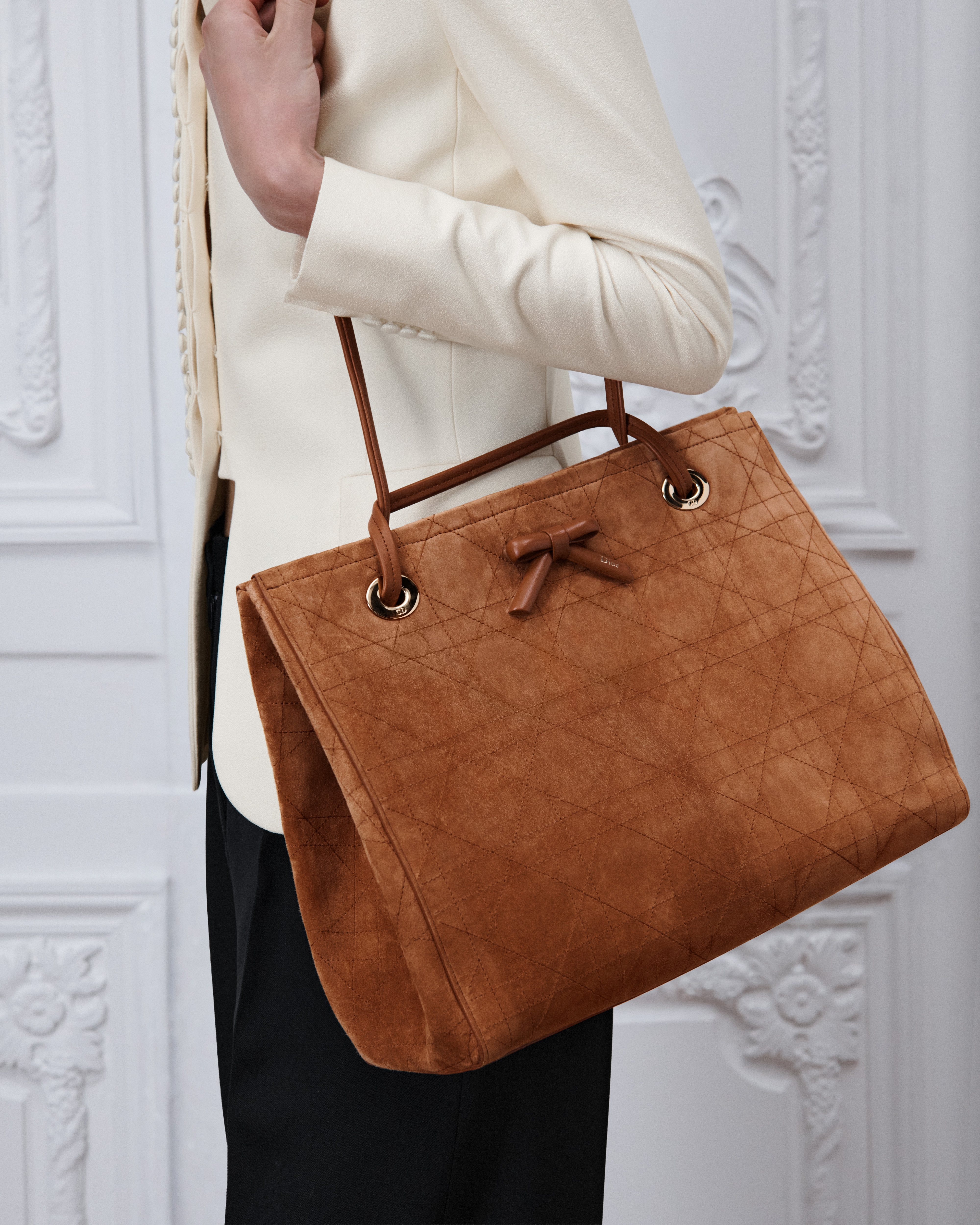 Middelgrote Dior Promenade-shopper Marron Bobby kalfssuède met Flat Cannage-motief E10