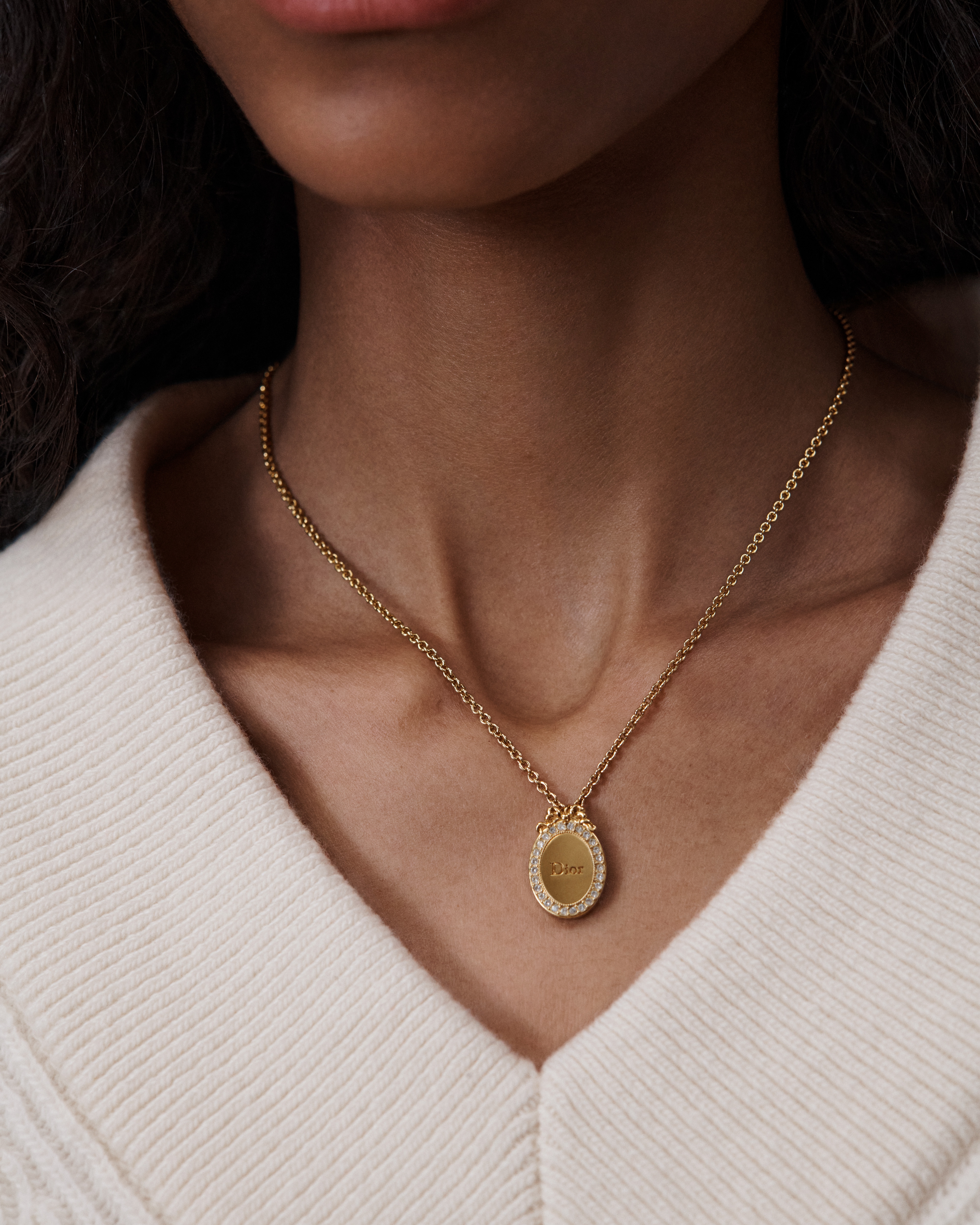 Collier Dior Médaillon Métal finition dorée et cristaux E12