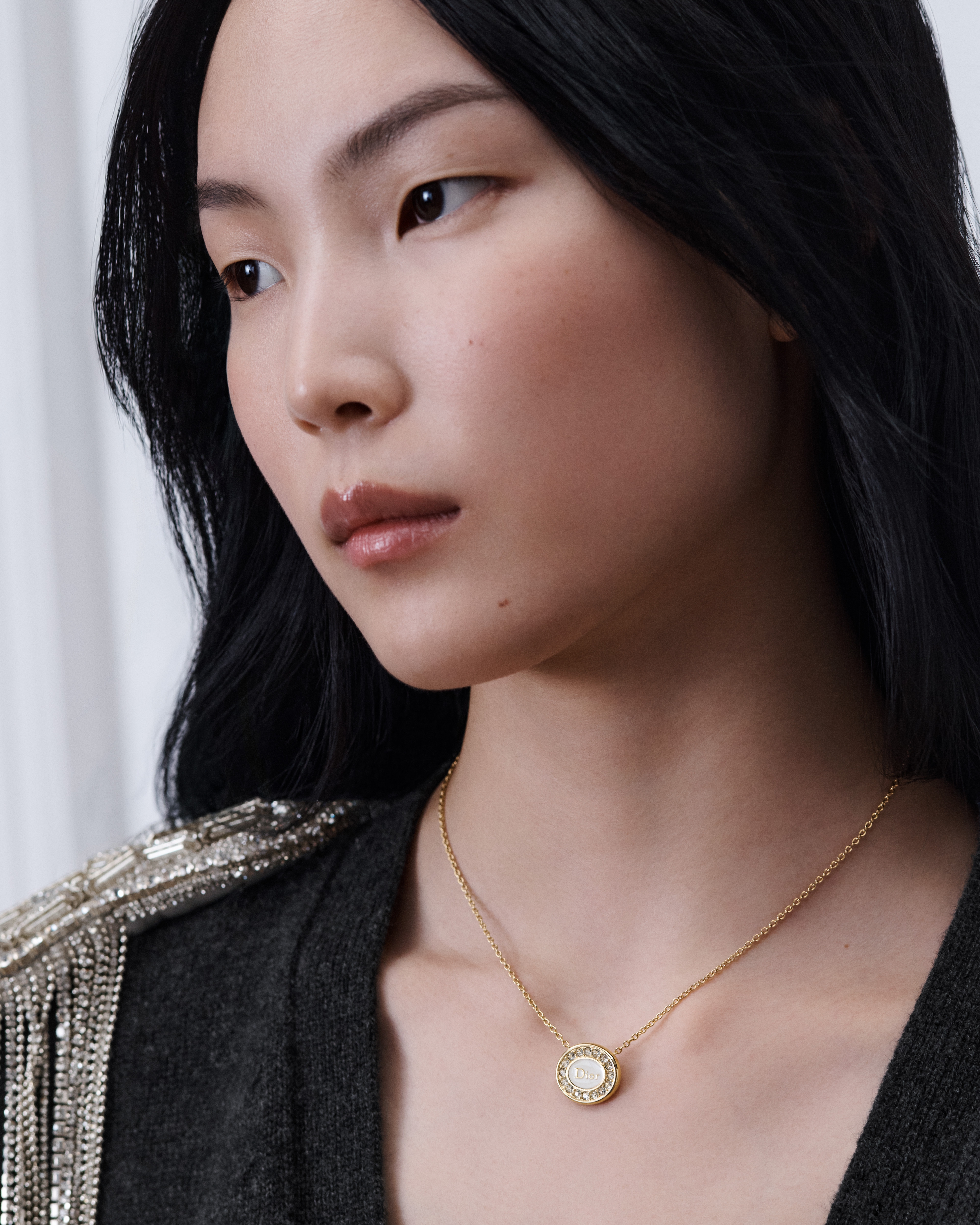 Collier Dior Core Métal finition dorée, cristaux et laque blanche E12