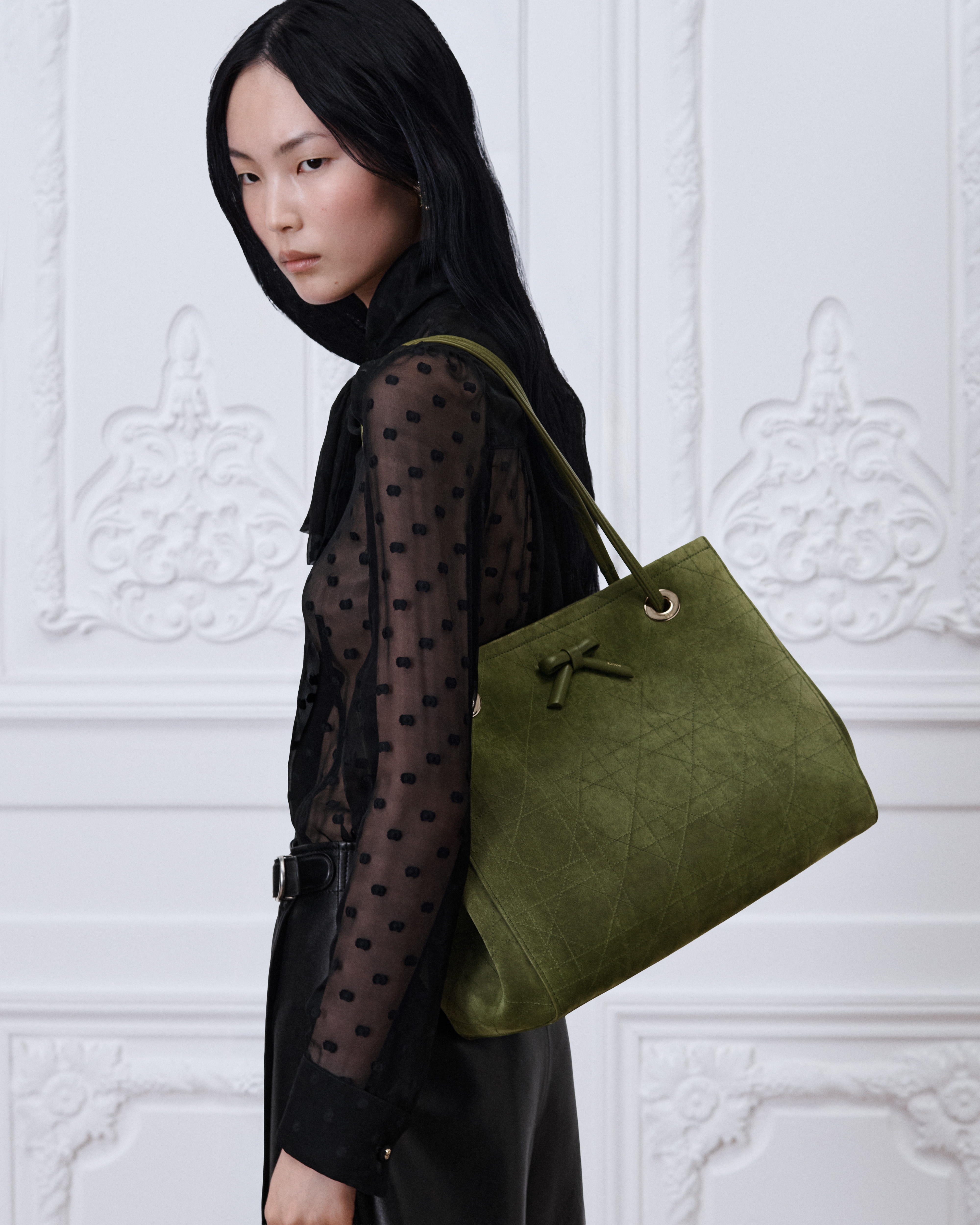 Mittelgroßer Dior Promenade Shopper Flat Cannage Kalbsveloursleder in Khaki E05