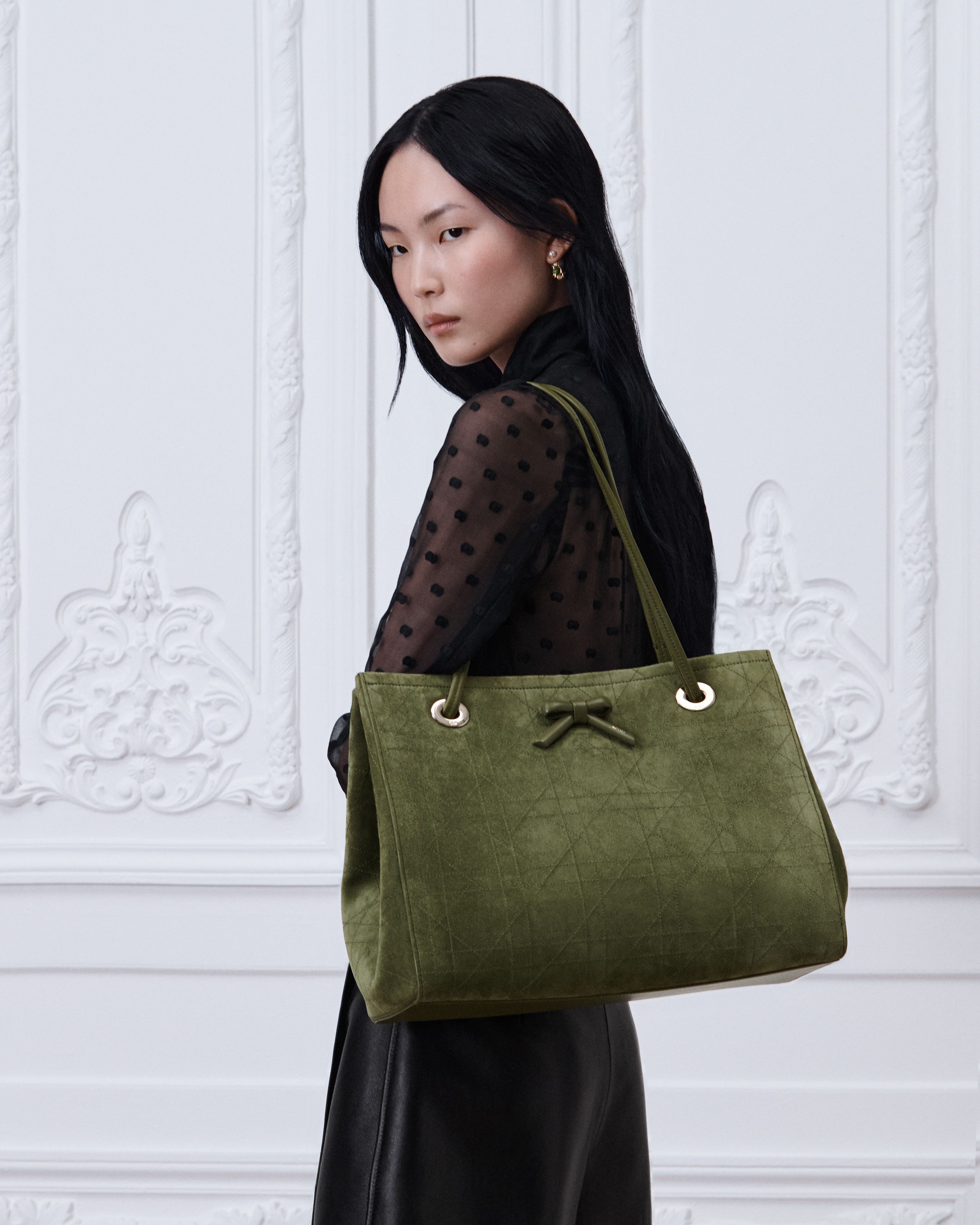 Mittelgroßer Dior Promenade Shopper Flat Cannage Kalbsveloursleder in Khaki E06