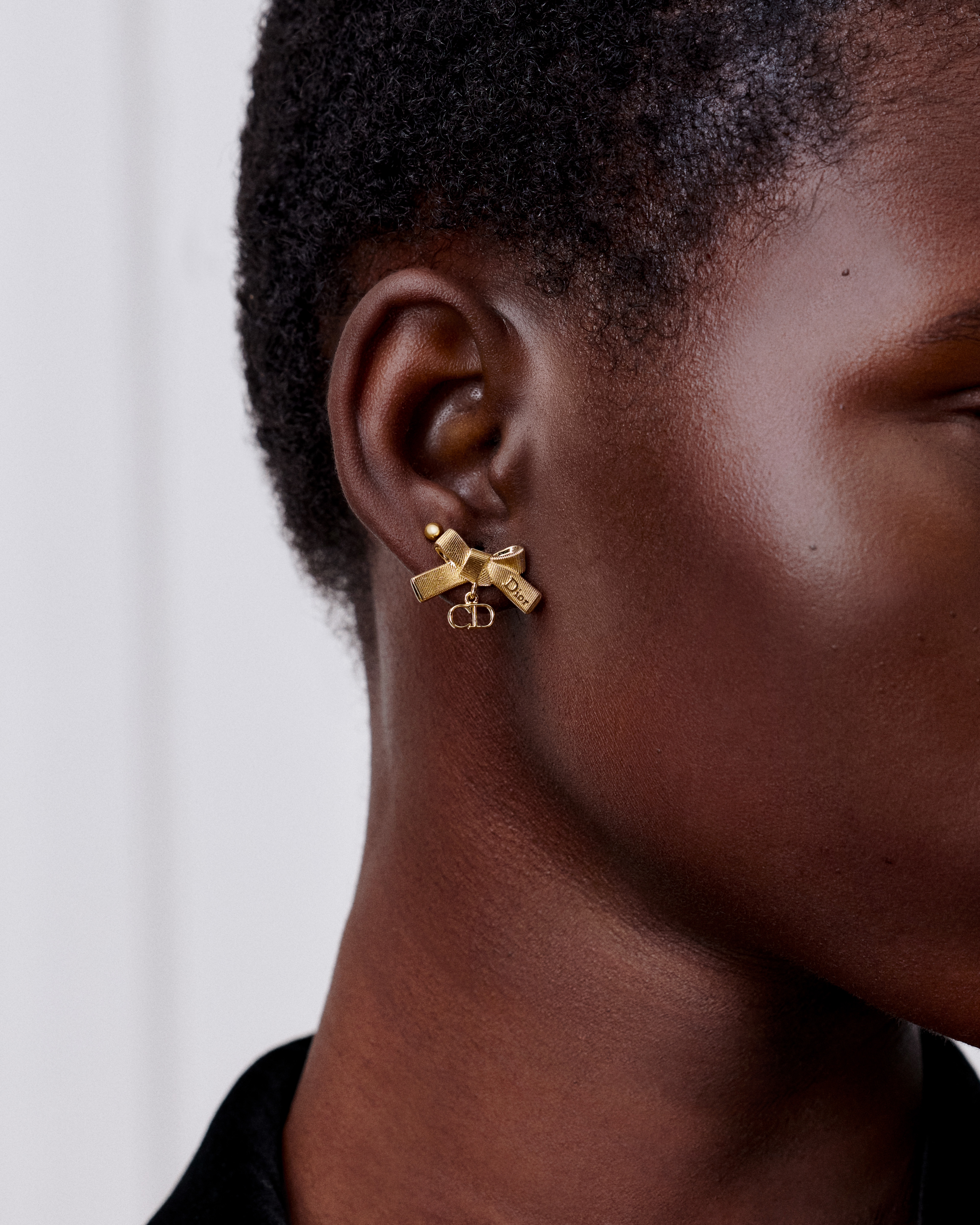 Delicate Bow Earrings Gold-Finish Metal and White Resin Pearl | DIOR SA