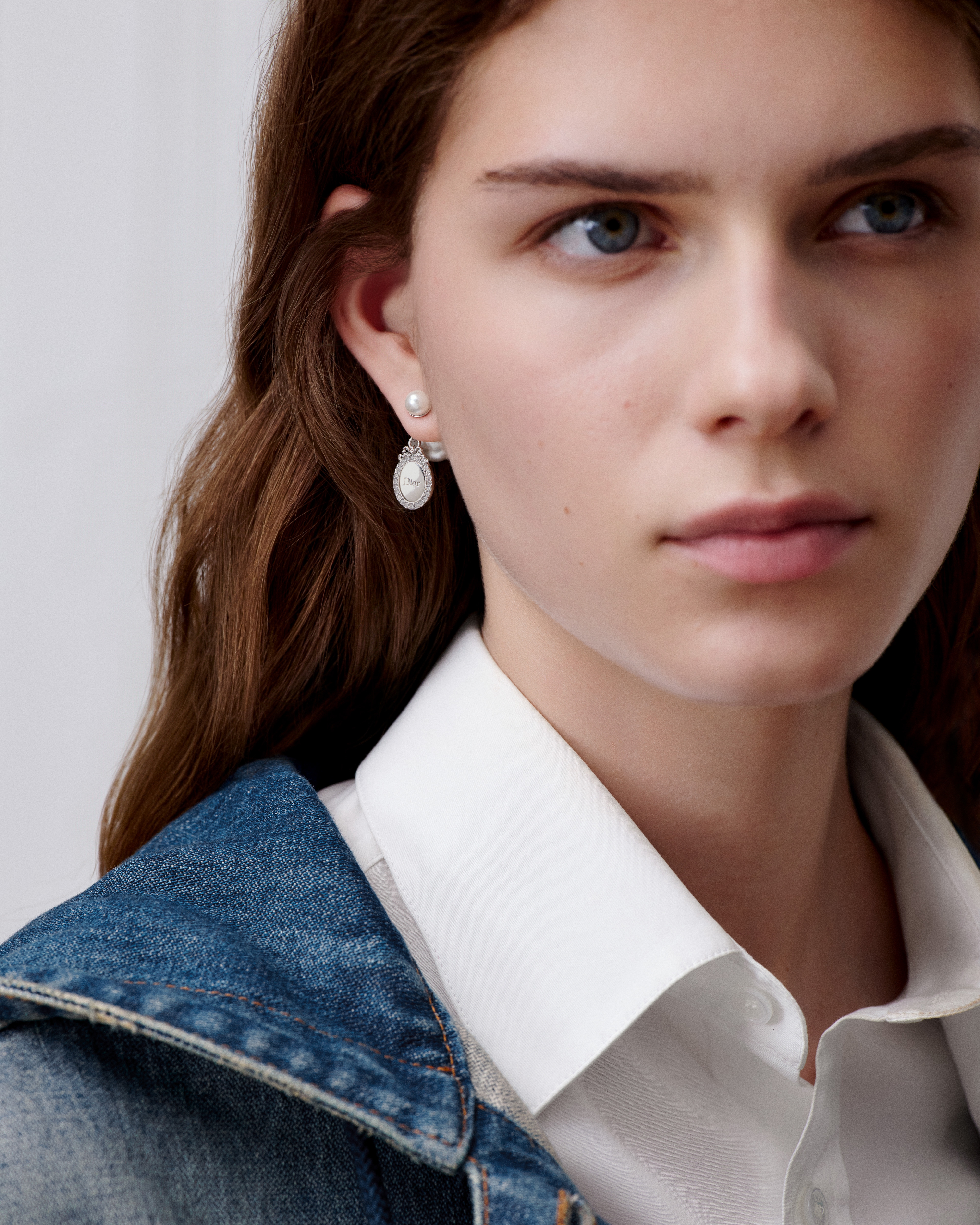 Boucles d'oreilles Dior Tribales Métal finition argentée, perles en résine blanche et cristaux E08