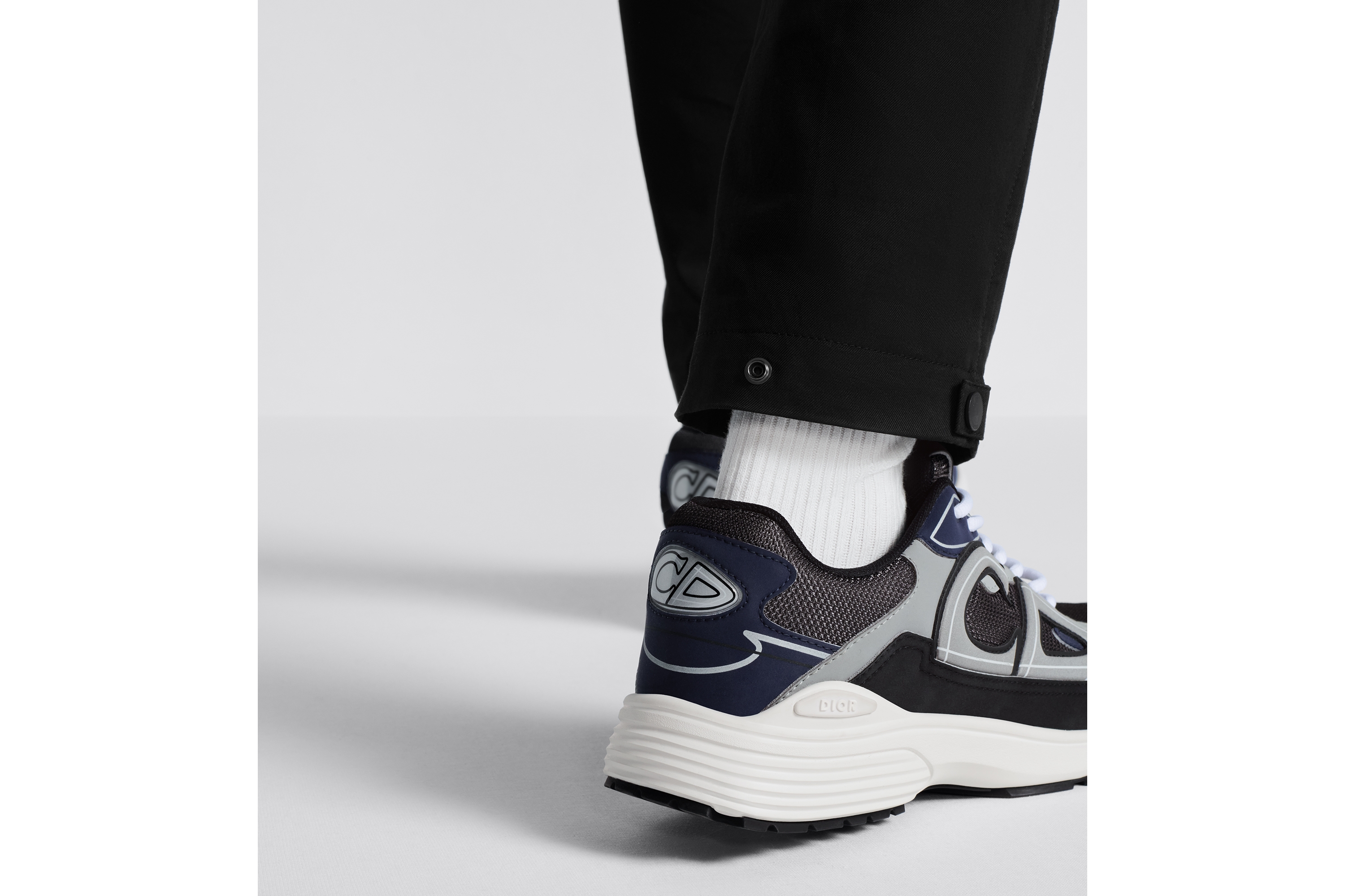 look_image_alt_prefix B30 Countdown 運動鞋 煤灰色網眼織物配黑色、藍色和 Dior 灰色科技布料 E24