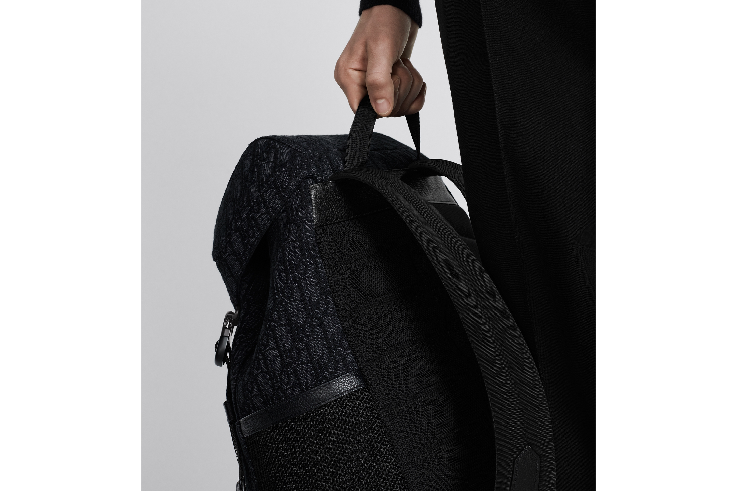 look_image_alt_prefix Zaino Dior 8 con pattina Jacquard Dior Oblique nero E21