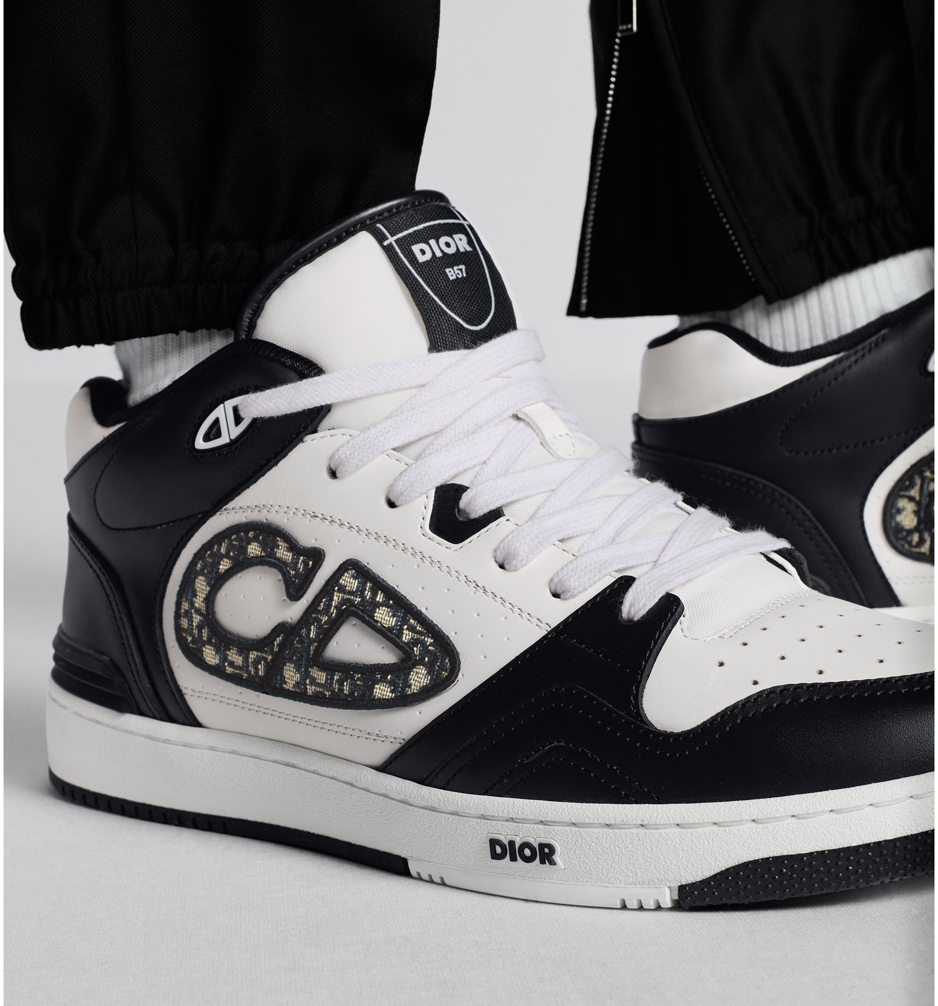 DIOR | B57 ミッドトップ スニーカー スムースカーフスキン & ディオール オブリーク ジャカード