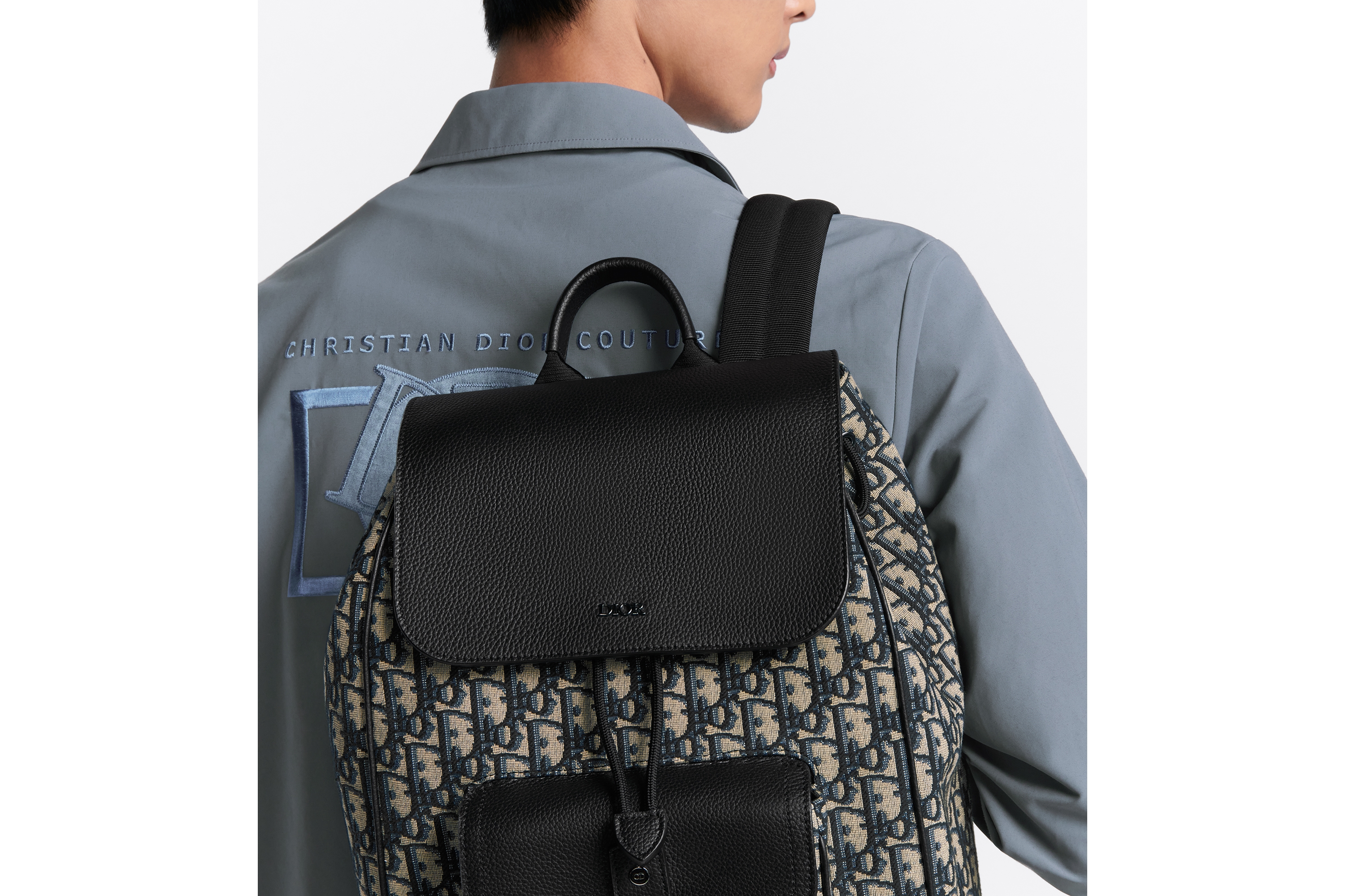 look_image_alt_prefix Saddle Rucksack mit Umschlagklappe Dior Oblique Jacquard in Beige und Schwarz und genarbtes Kalbsleder in Schwarz E21