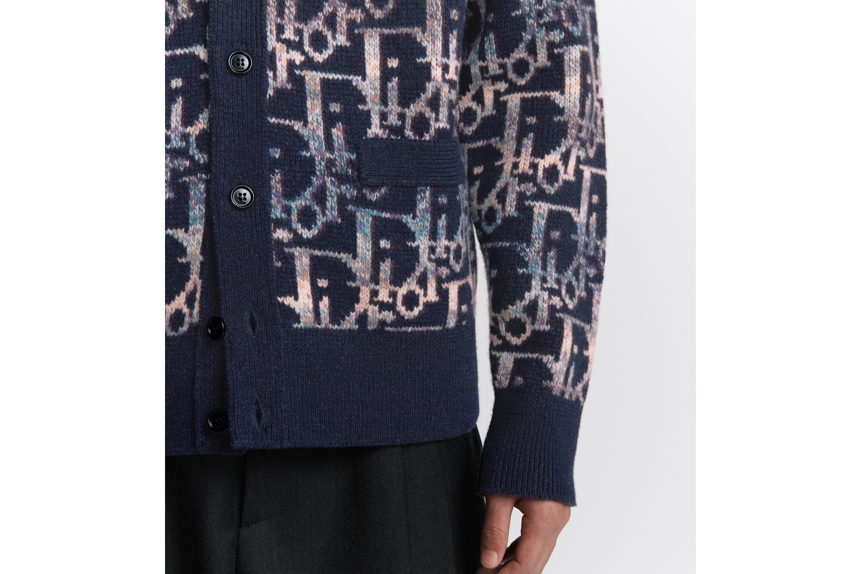 look_image_alt_prefix Dior Oblique Cardigan Wolljacquard in Blau E04