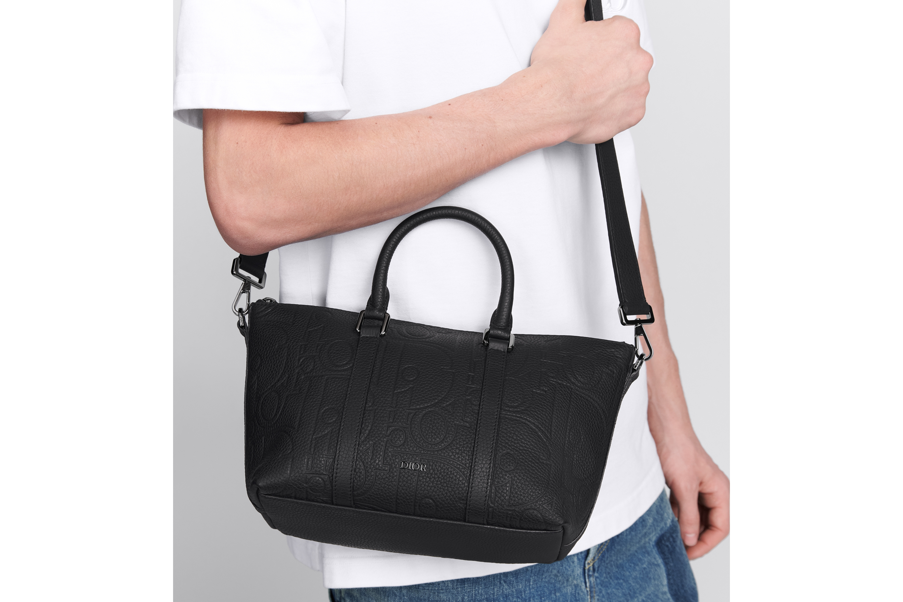 look_image_alt_prefix حقيبة Weekender 25 جلد بنمط ديور غرافيتي باللون الأسود وجلد العجل المحبّب باللون الأسود E20