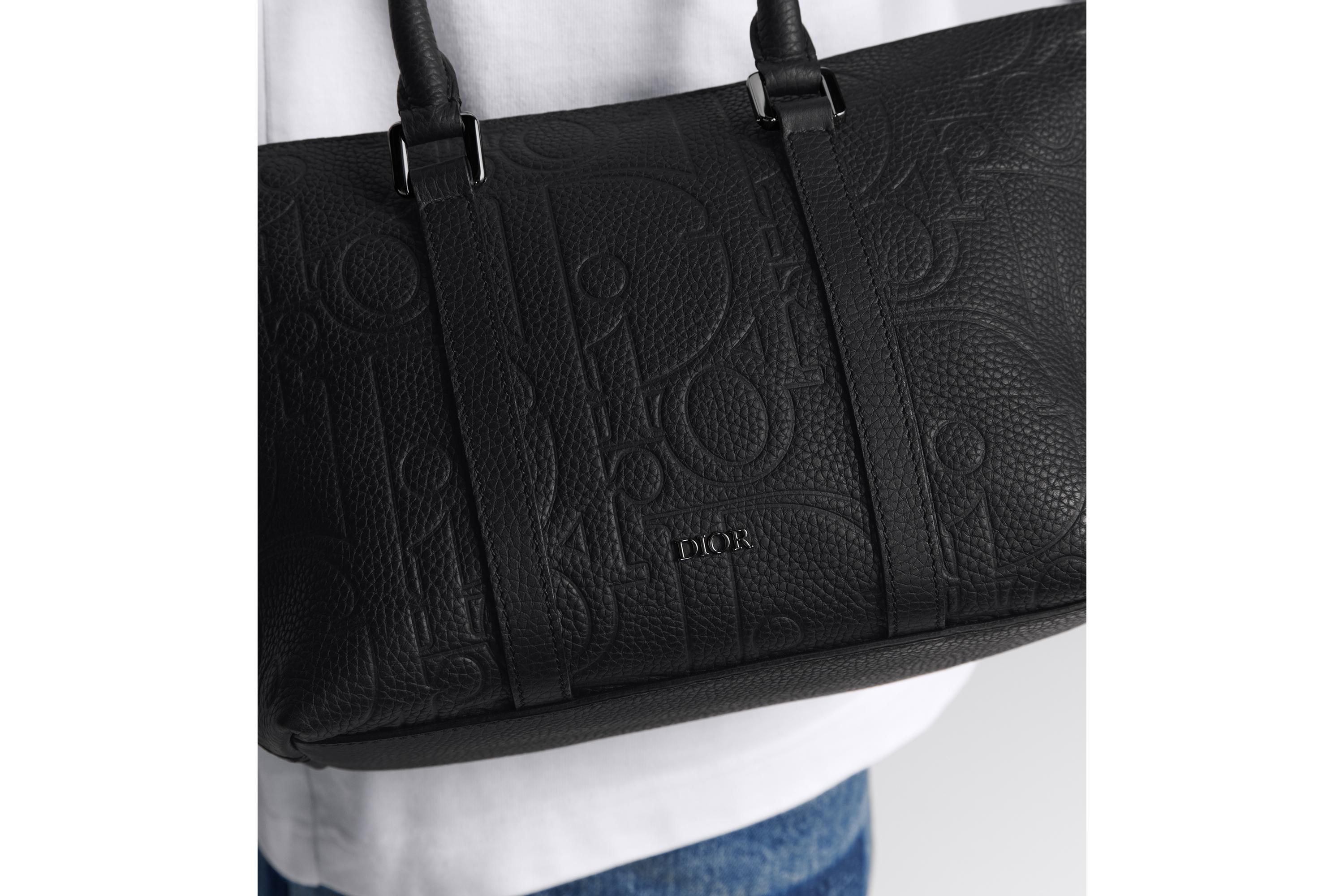 look_image_alt_prefix حقيبة Weekender 25 جلد بنمط ديور غرافيتي باللون الأسود وجلد العجل المحبّب باللون الأسود E21